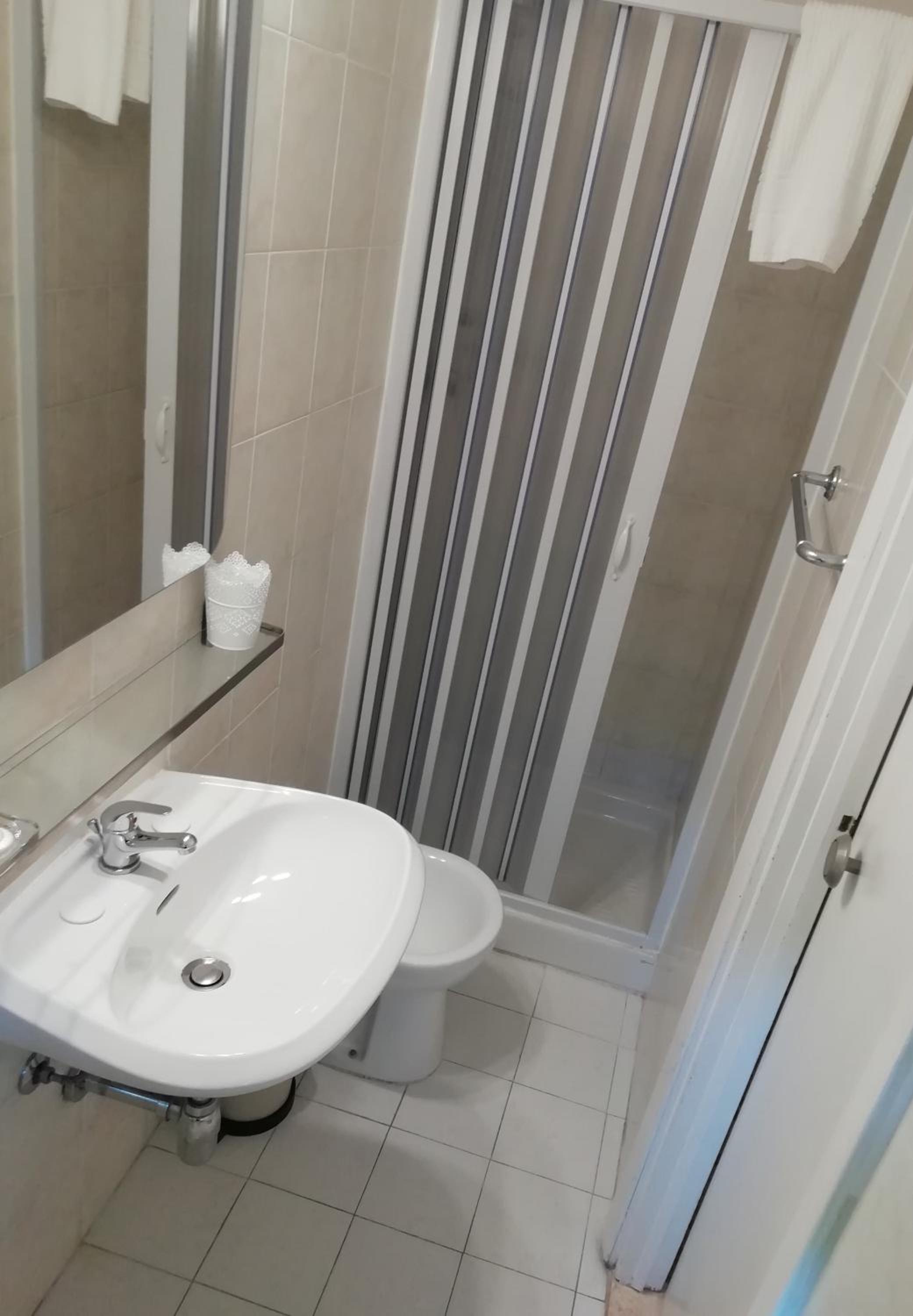 Double or Twin Room - Photo 9
