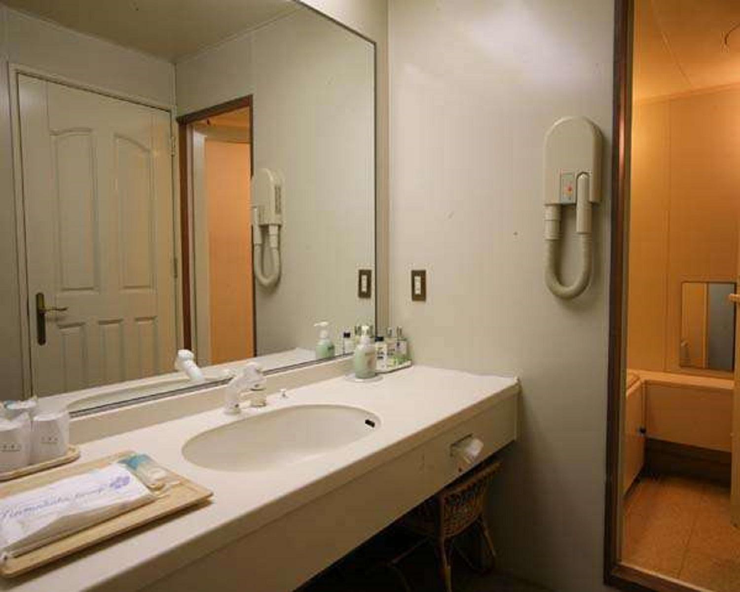 Twin Room with Extra Bed - Smoking photo 2