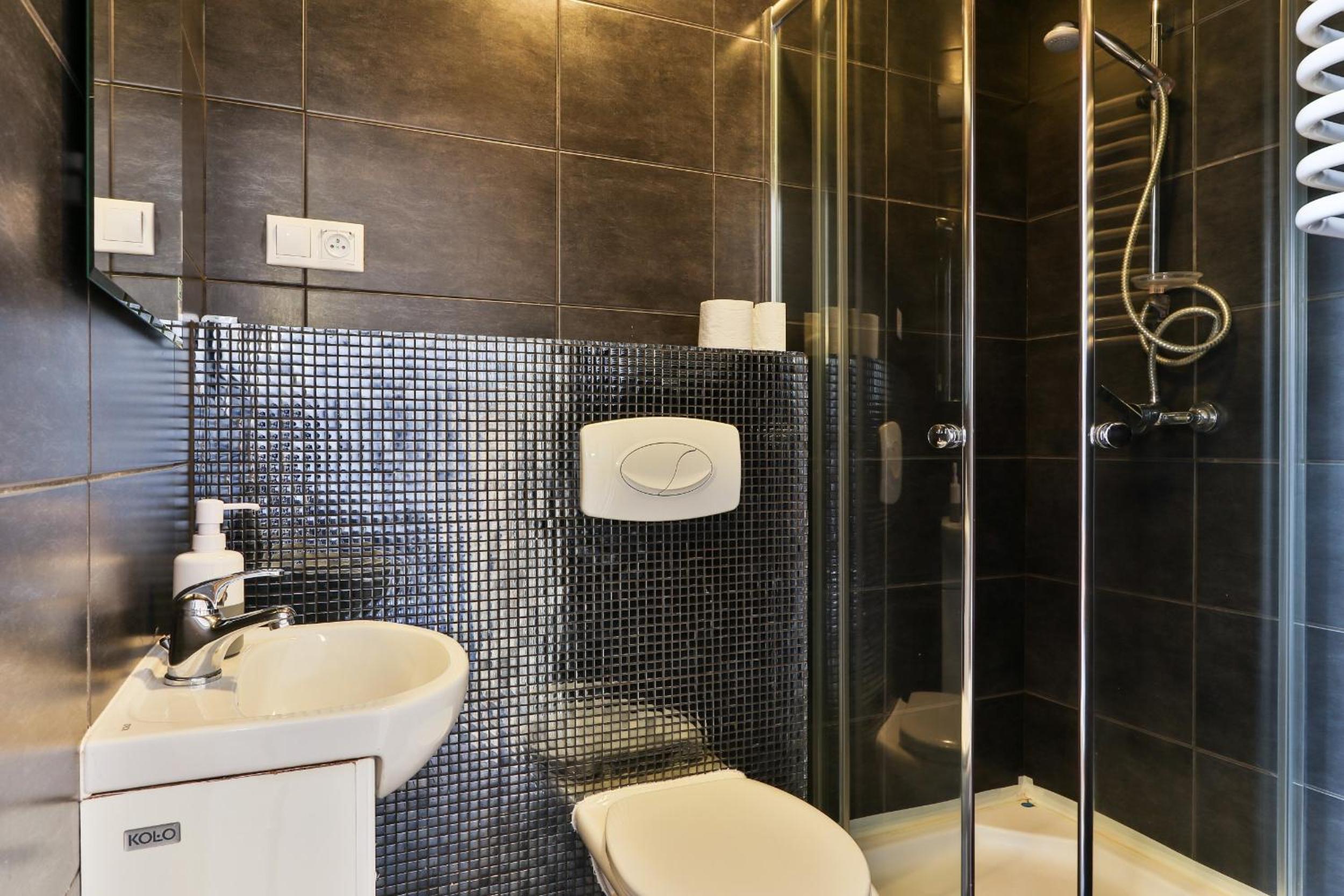 Double or Twin Room with Bathroom - Photo 4