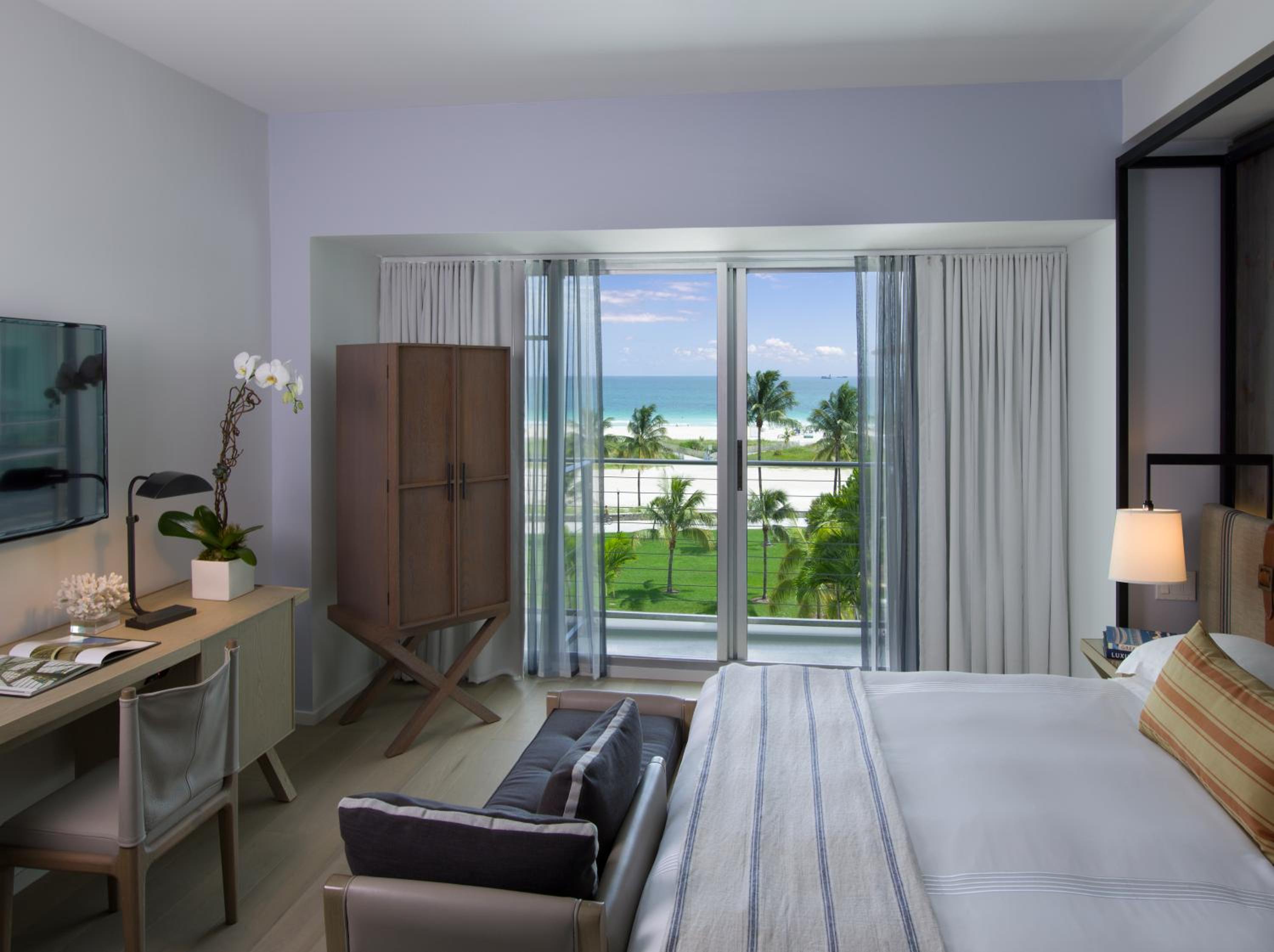 Deluxe King Room - Photo 2
