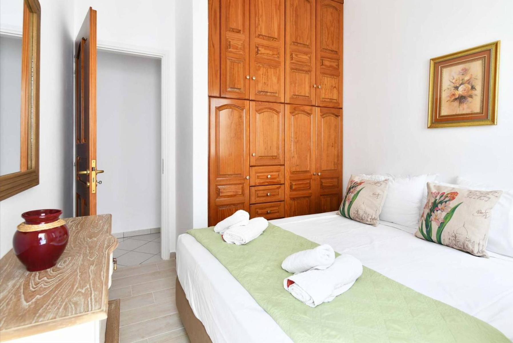 Three-Bedroom Apartment (6 Adults) - Photo 11