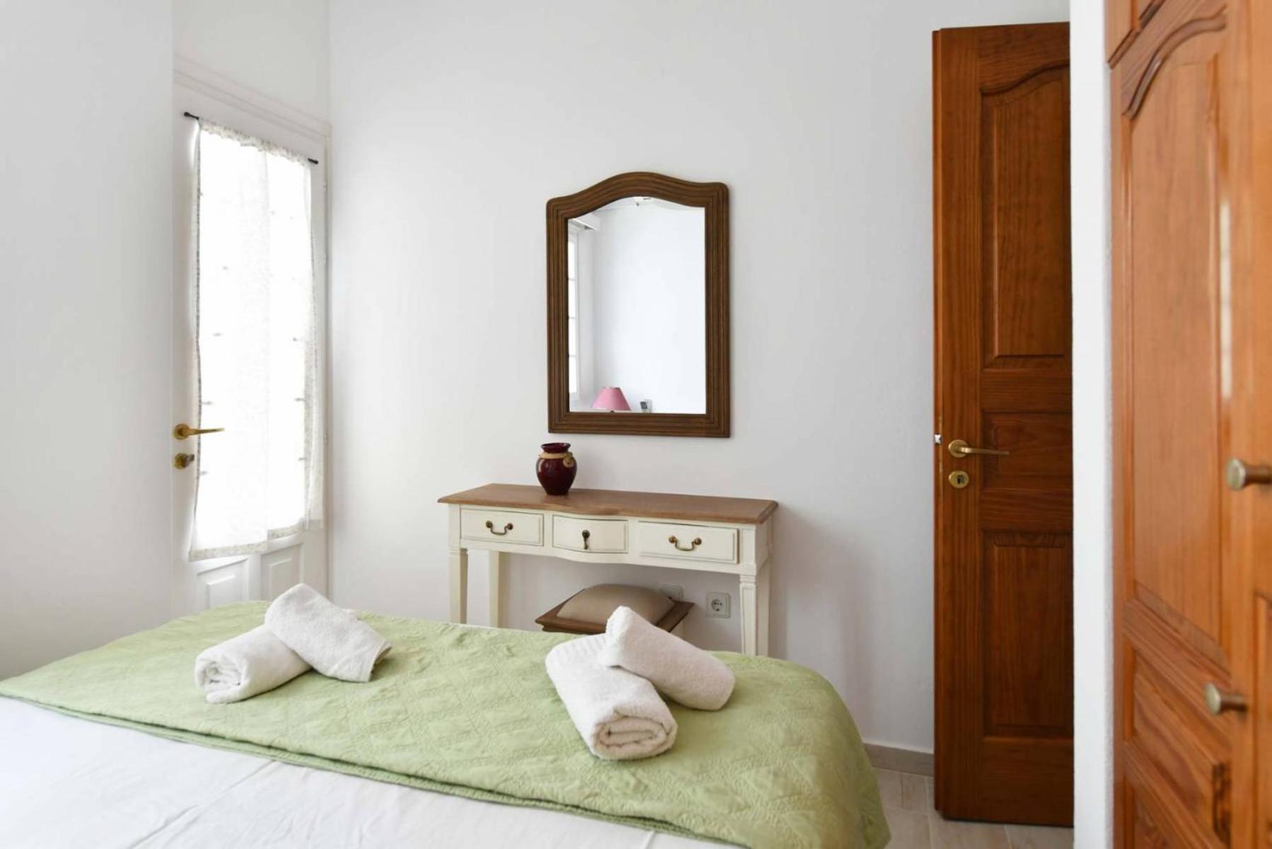 Three-Bedroom Apartment (6 Adults) - Photo 10