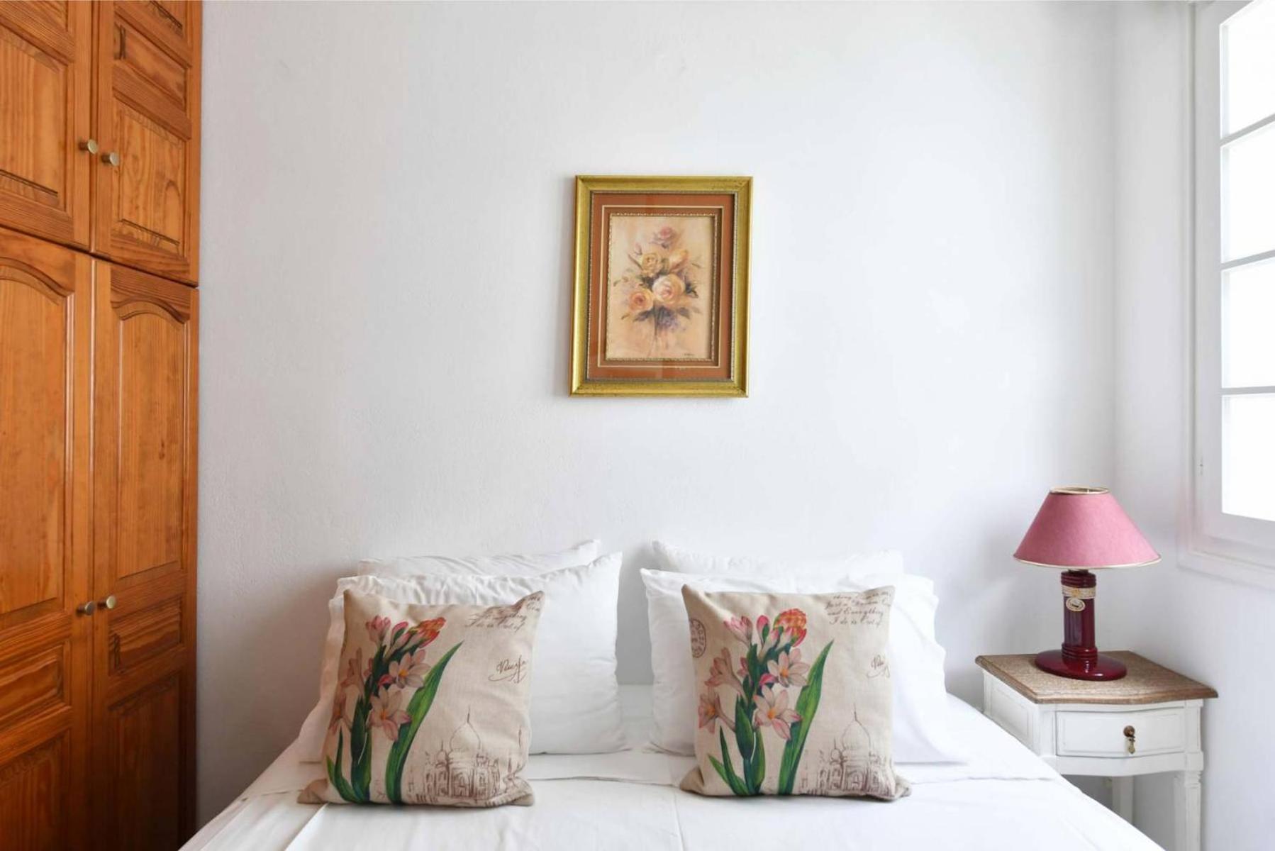 Three-Bedroom Apartment (6 Adults) - Photo 9