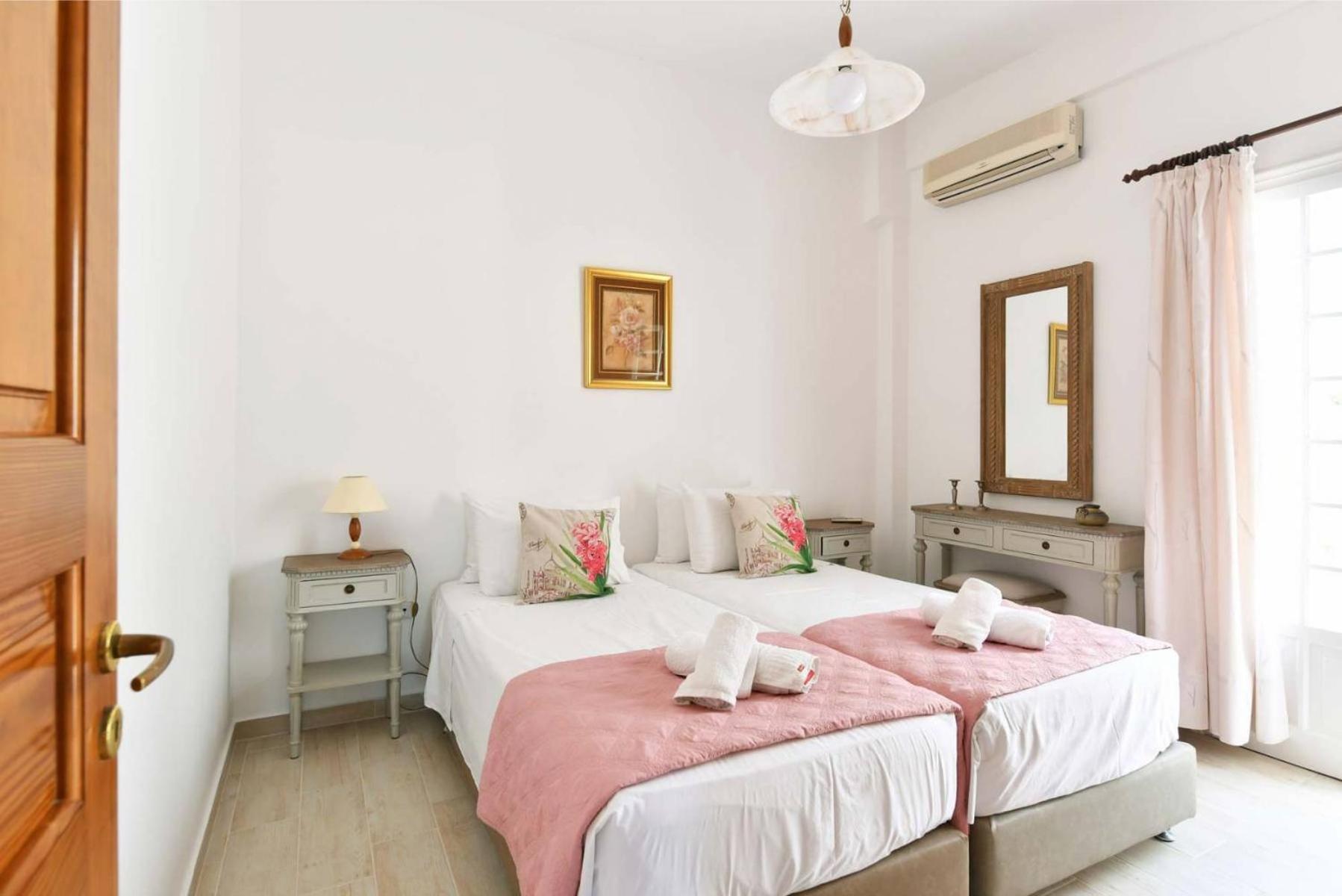 Three-Bedroom Apartment (6 Adults) - Photo 8