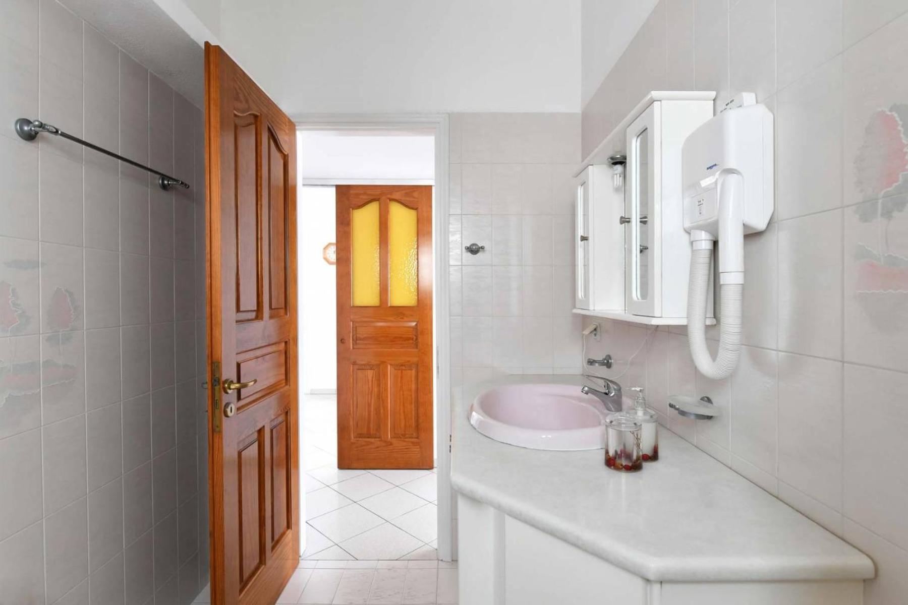 Three-Bedroom Apartment (6 Adults) - Photo 4