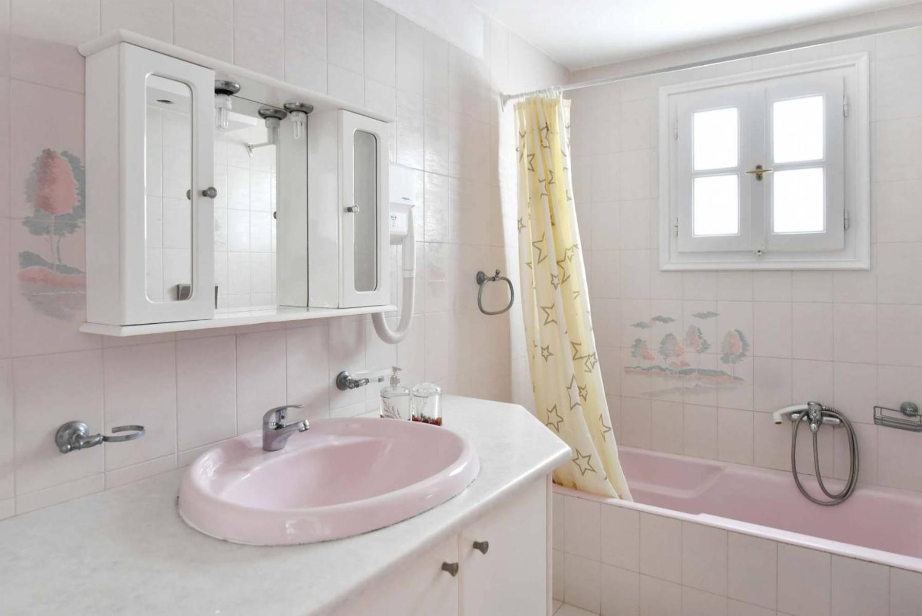 Three-Bedroom Apartment (6 Adults) - Photo 3