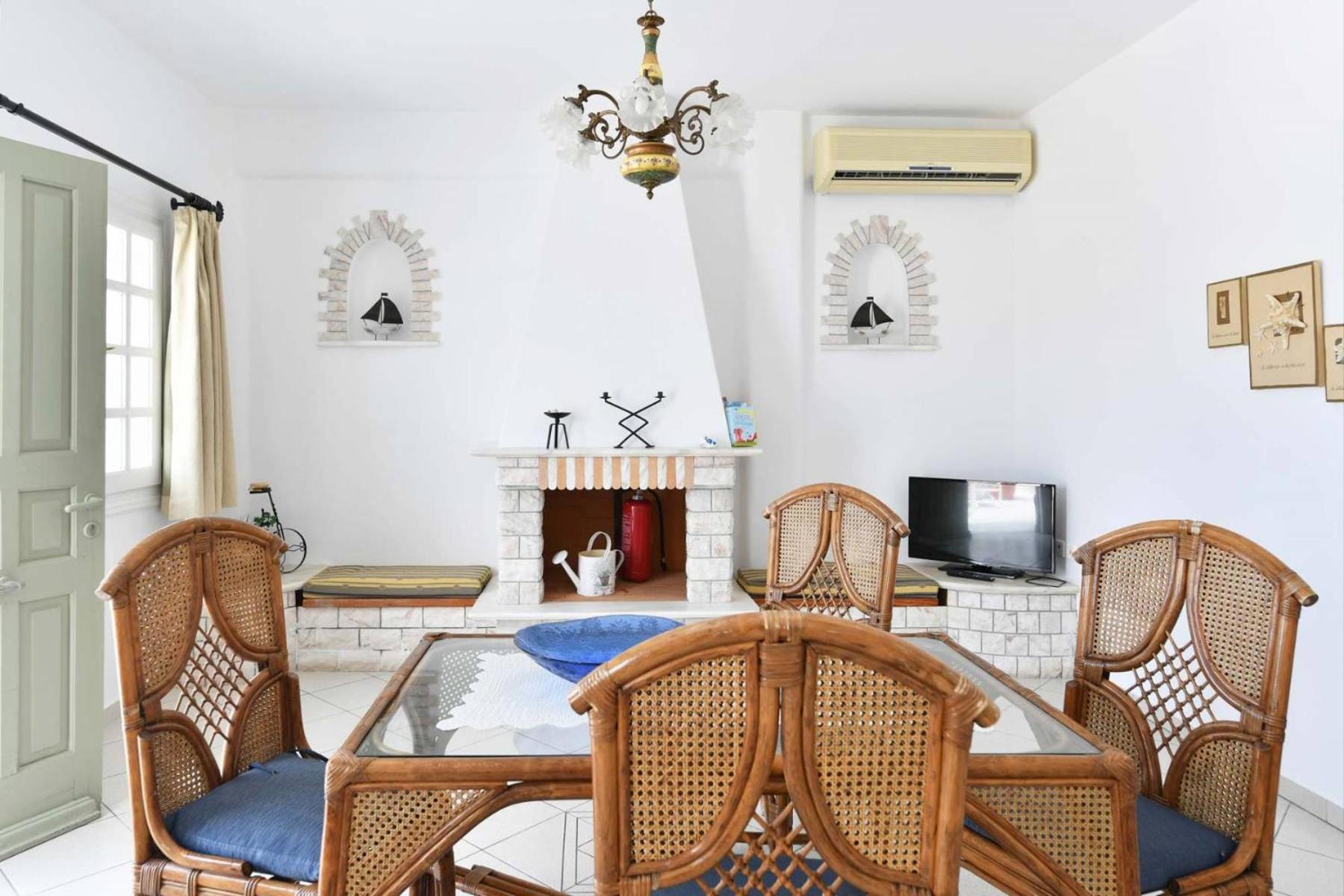 Three-Bedroom Apartment (6 Adults) - Photo 2