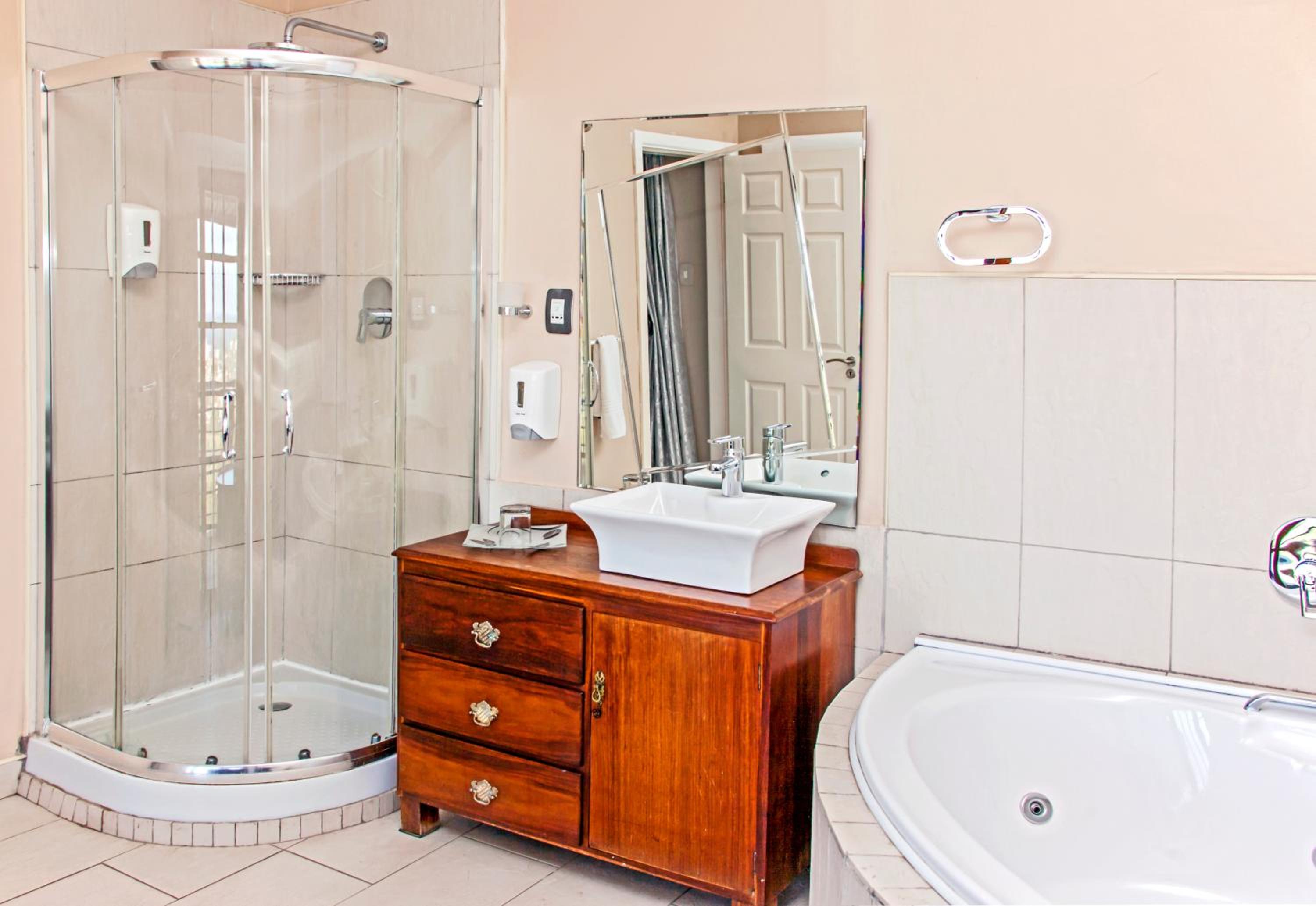 Suite - Photo 16