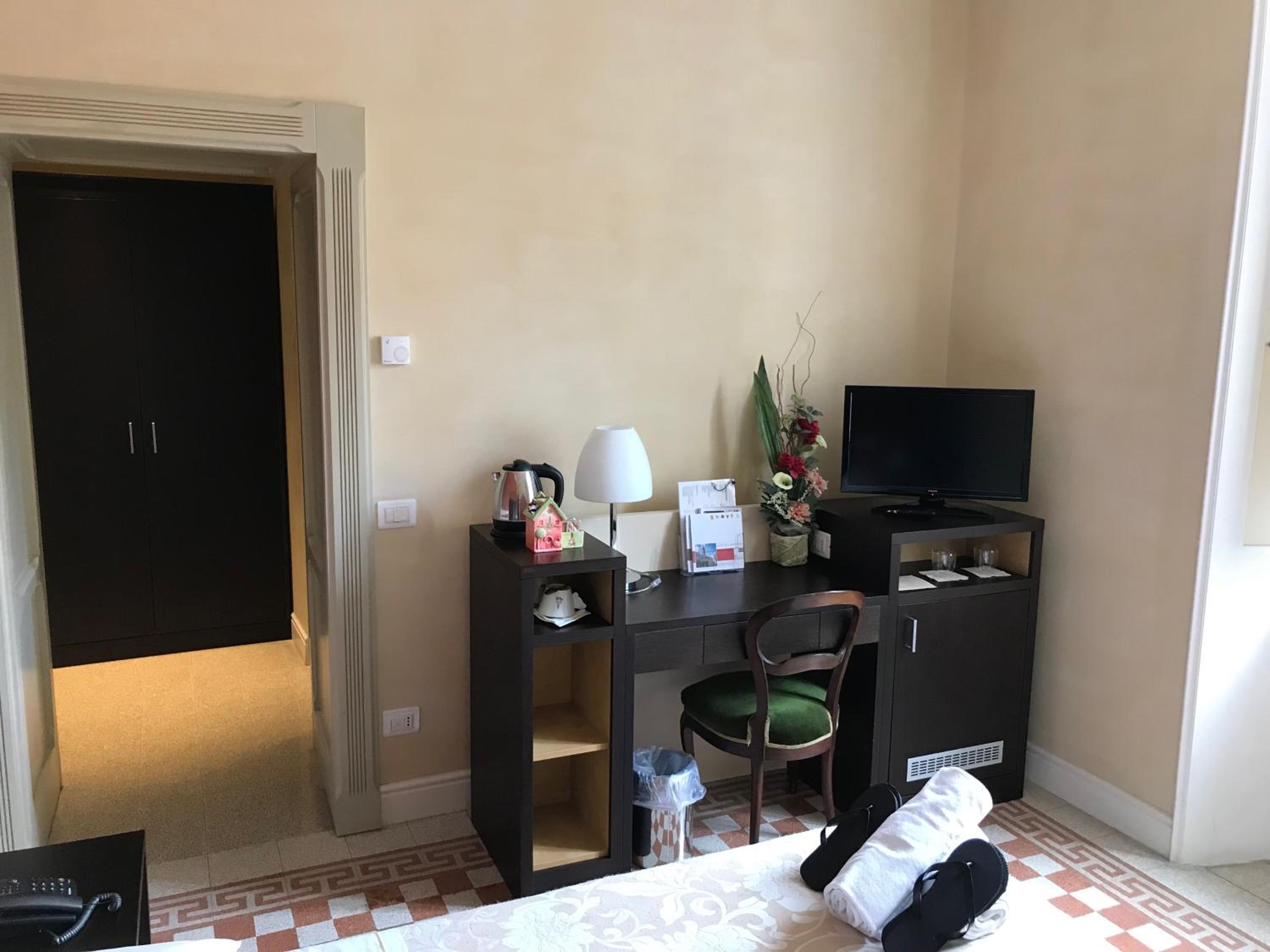 Double Room - Photo 8