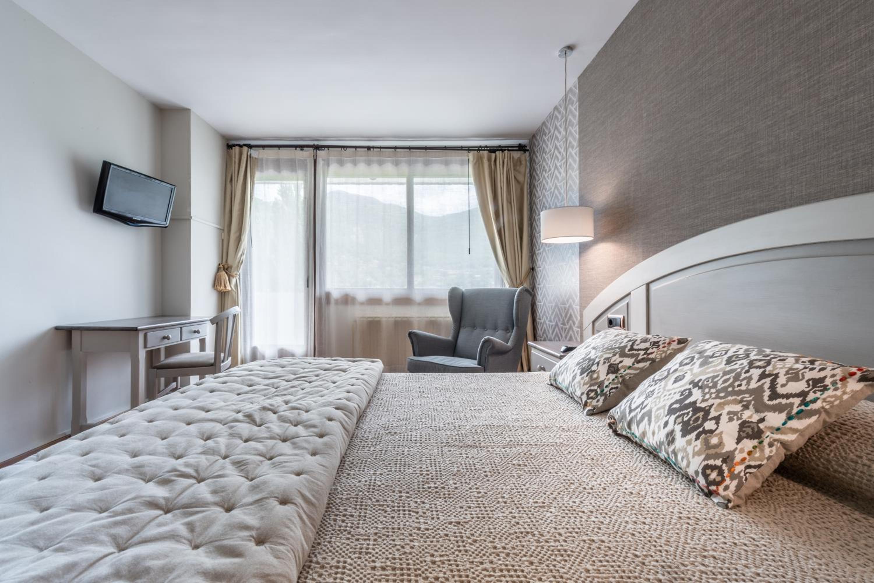 Superior Double or Twin Room with Balcony with mountain view - Photo 1