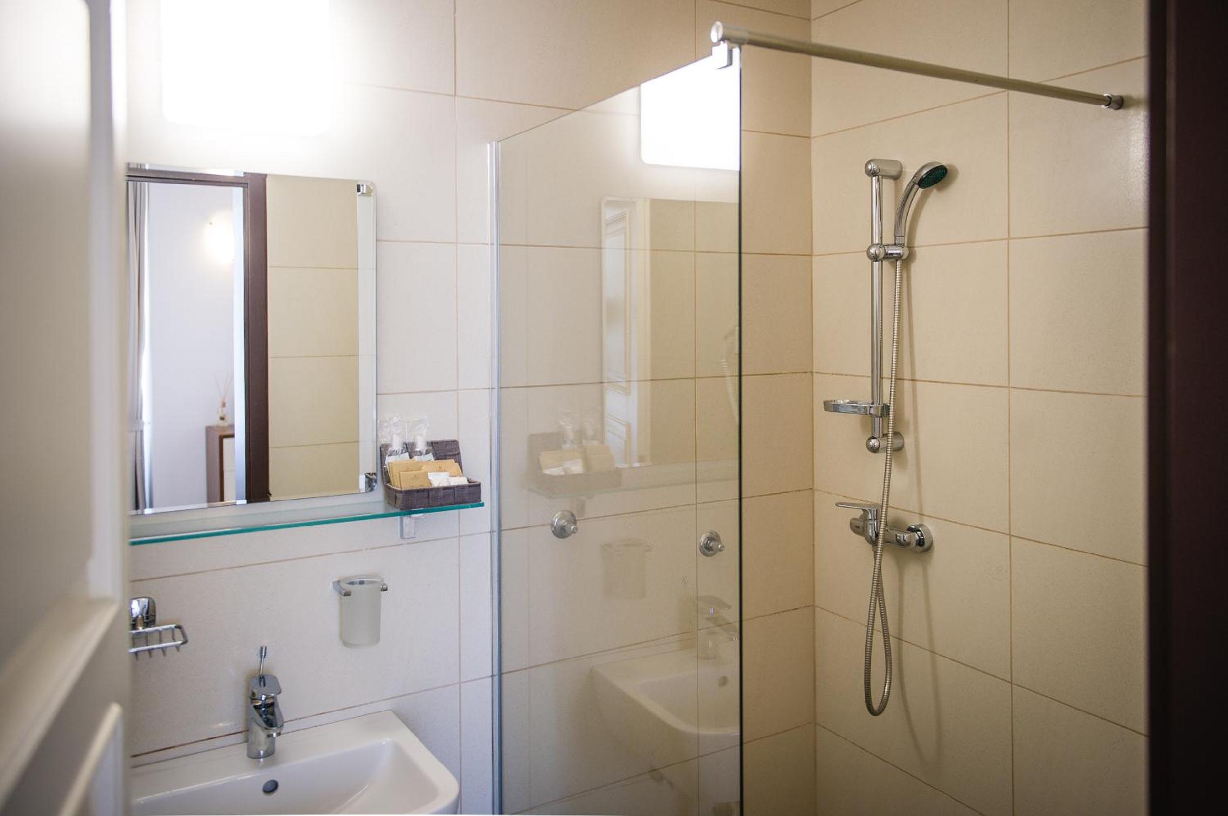 Standard Double Room - Photo 3