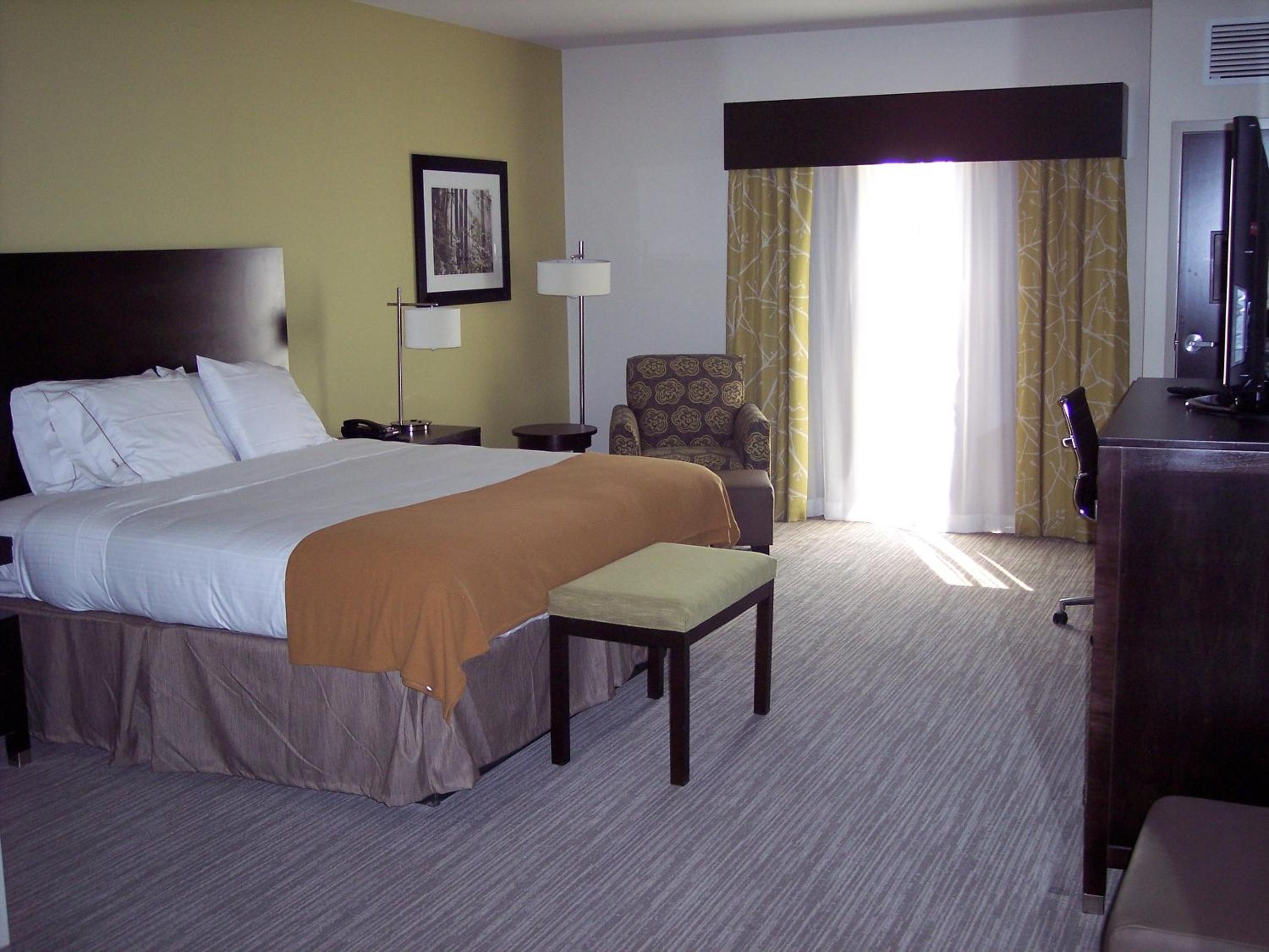 Standard King Room with Balcony - Photo 1