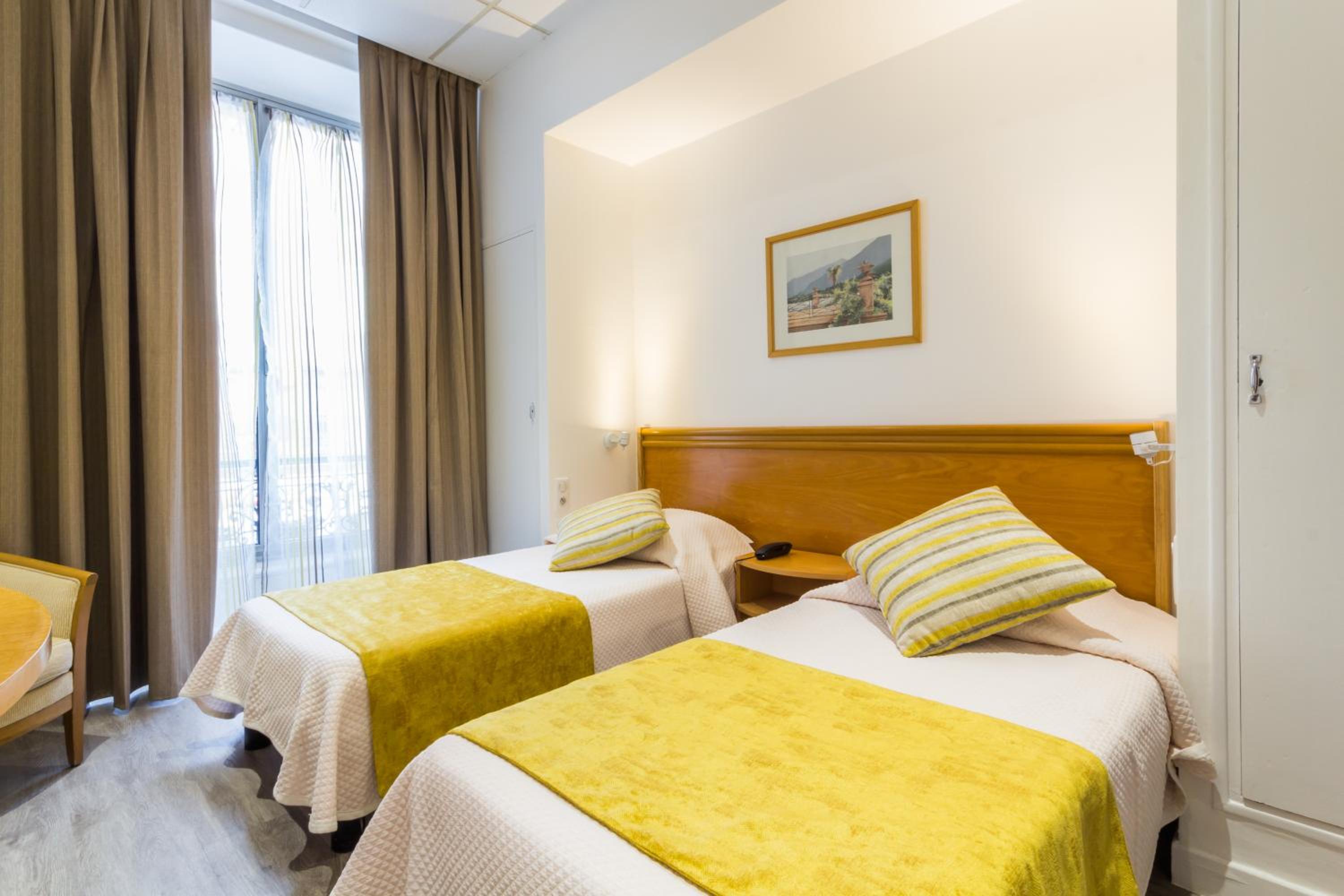 Standard Twin Room - Photo 1