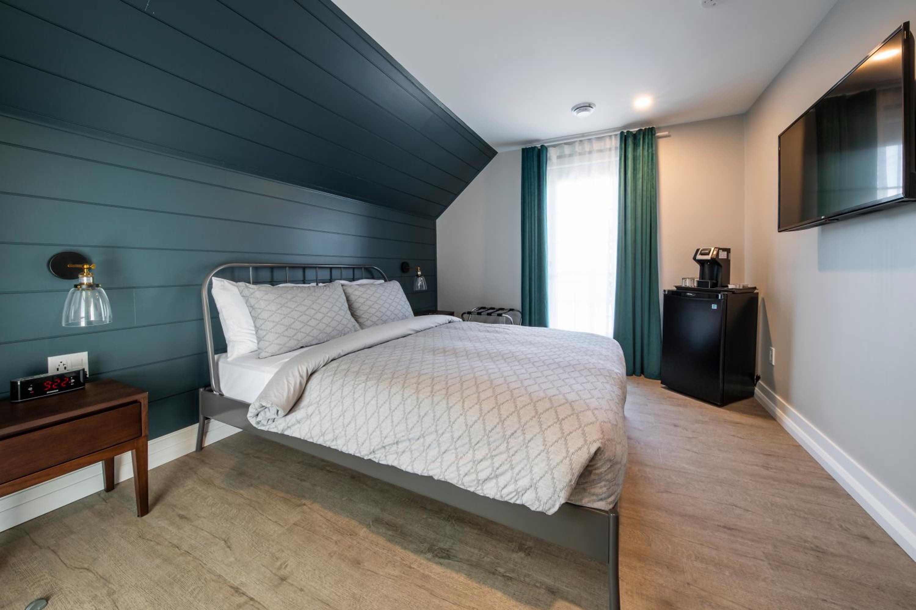 Queen Room with Balcony - Photo 3