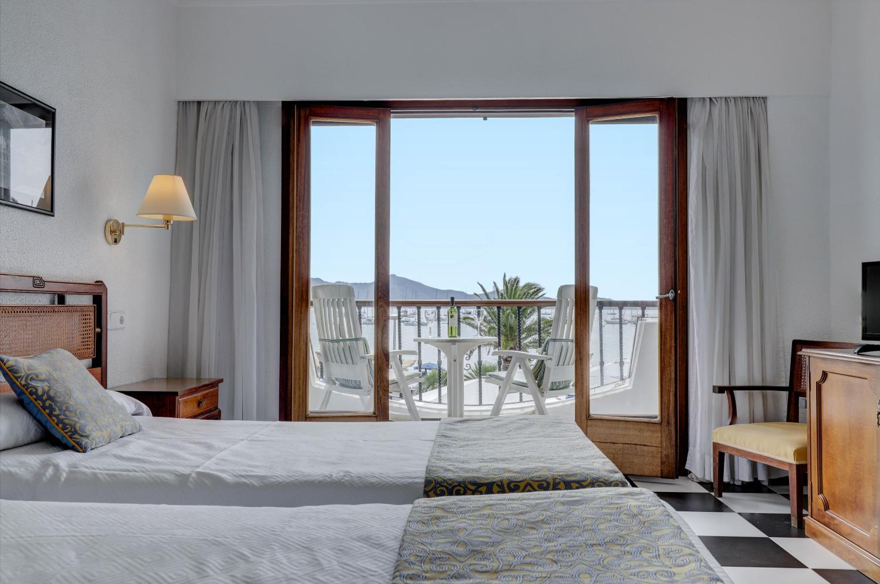 Twin or Double Room with Sea View - Photo 9