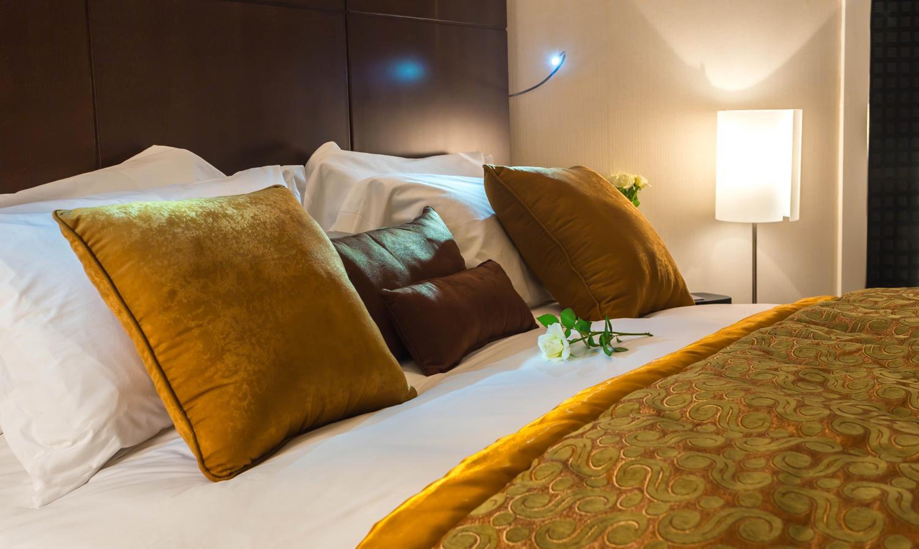 Luxury Club King Room with City View - Photo 2