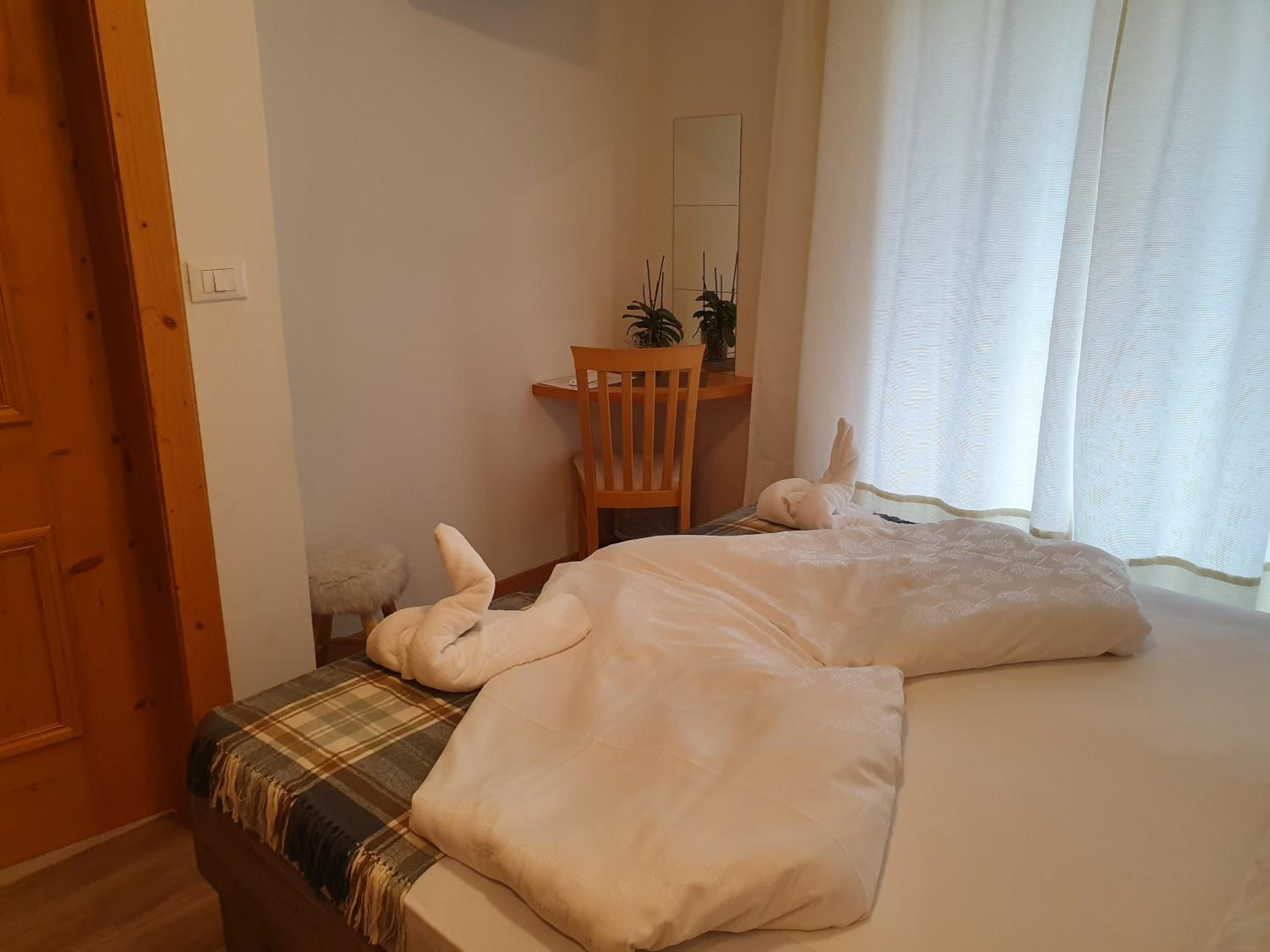 Small Double Room with Balcony and Mountain View - Photo 2