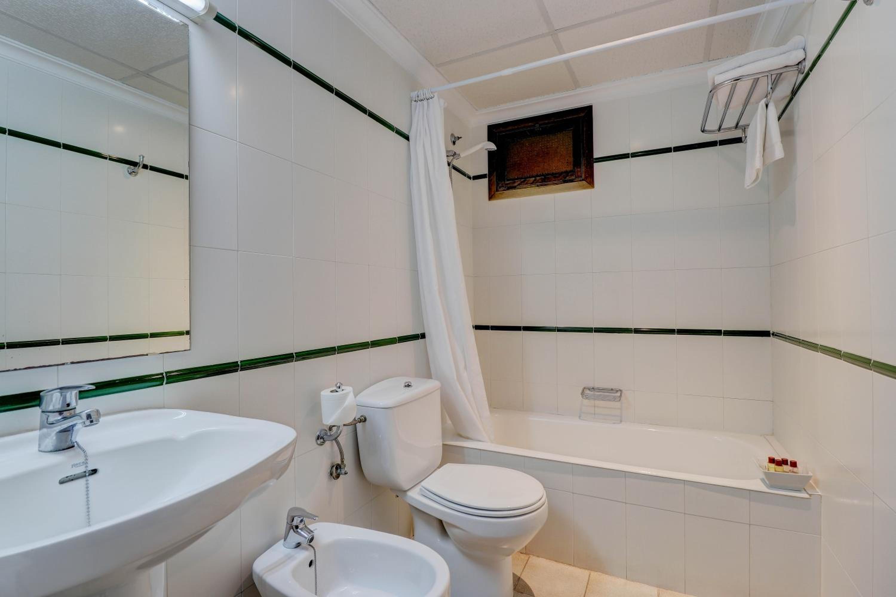 Twin or Double Room with Sea View - Photo 8