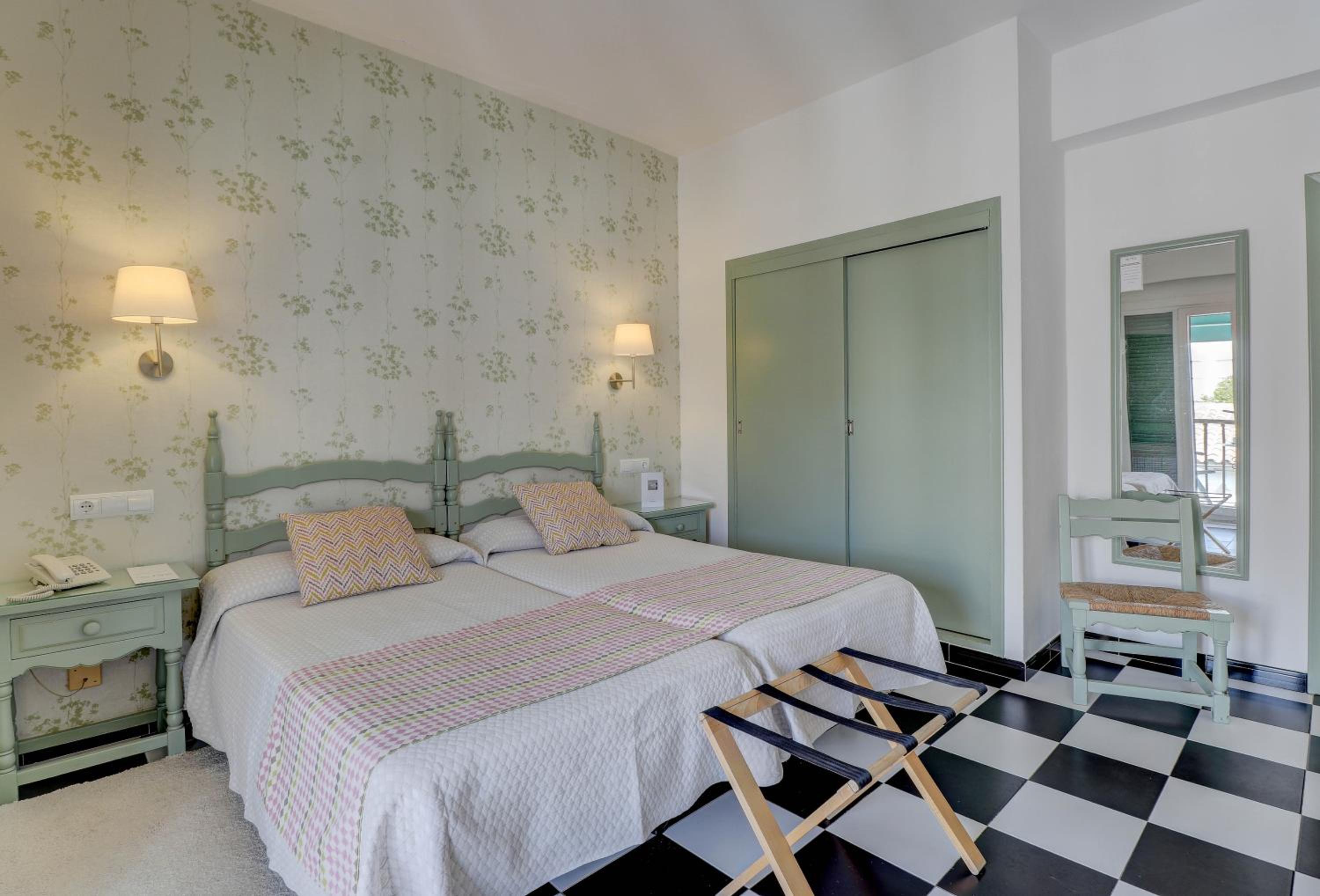 Twin or Double Room with Balcony - Photo 4