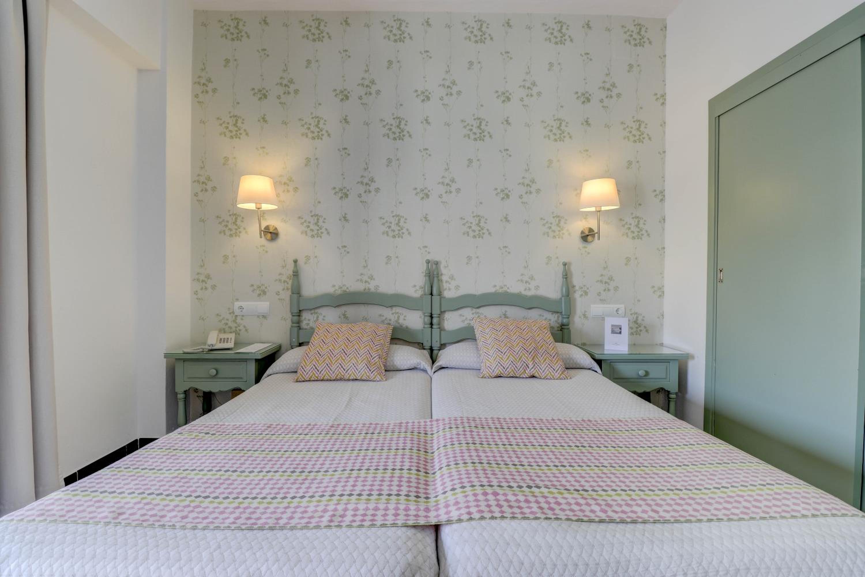 Twin or Double Room with Balcony - Photo 5