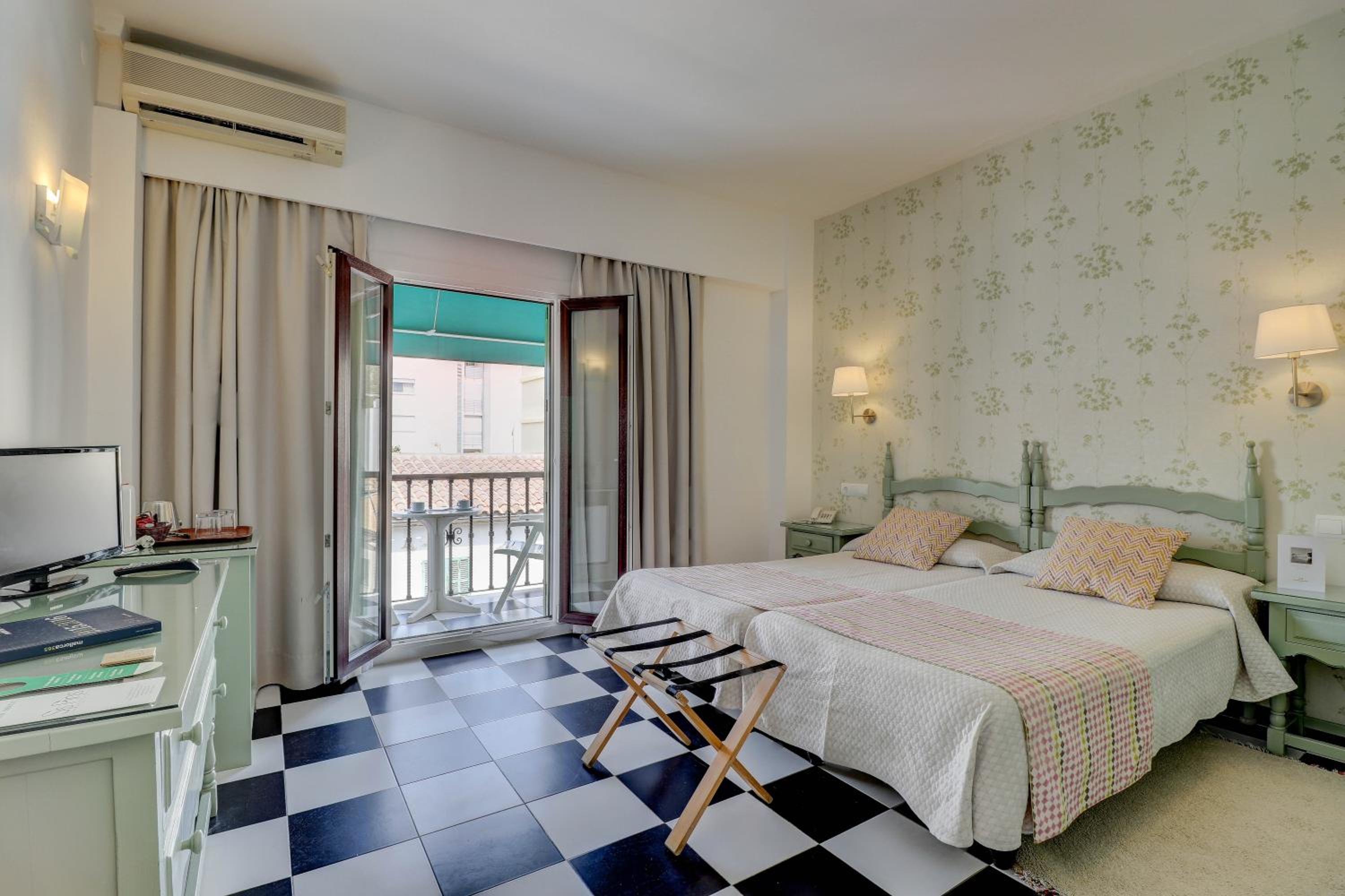 Twin or Double Room with Balcony - Photo 6