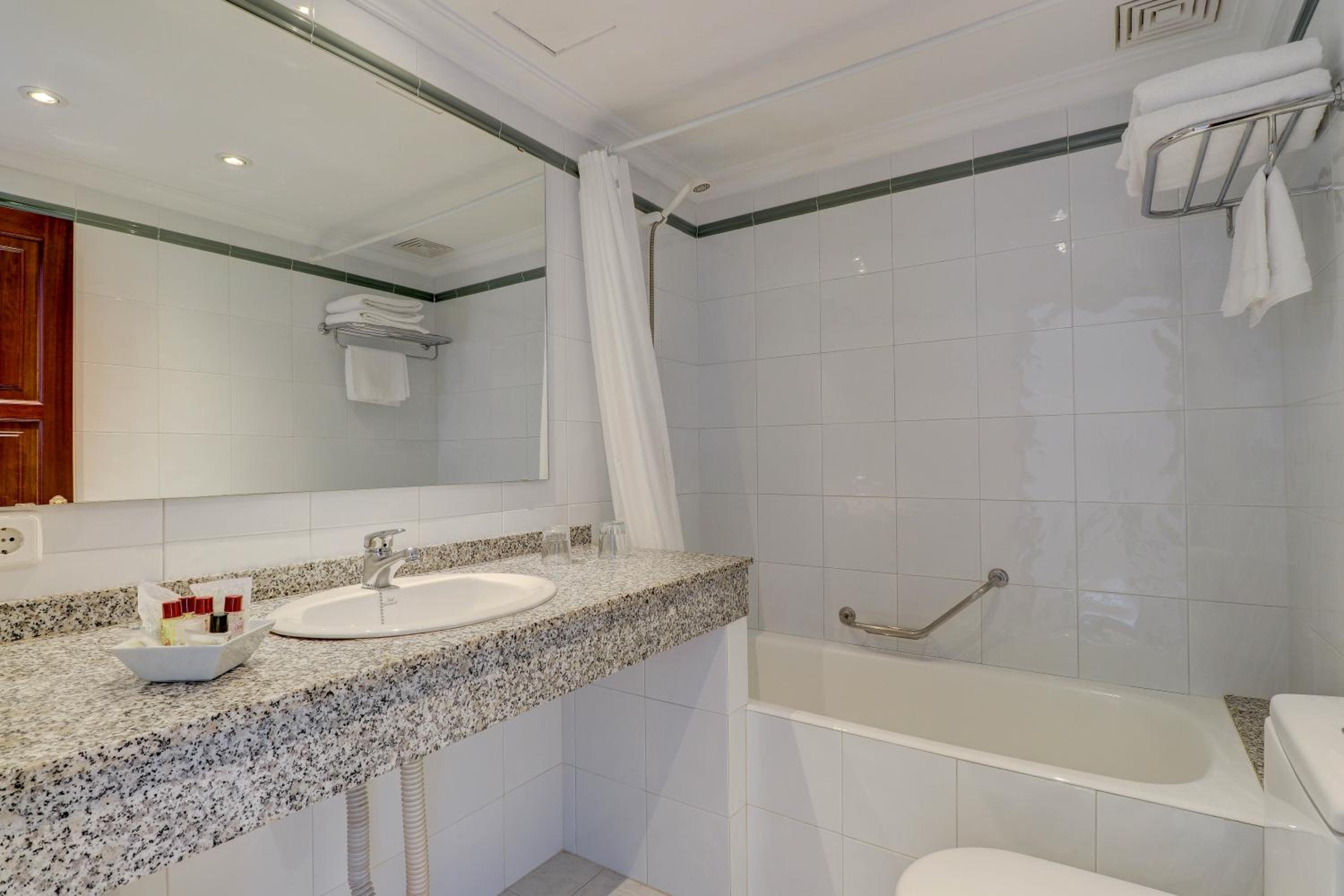 Twin or Double Room with Sea View - Photo 4