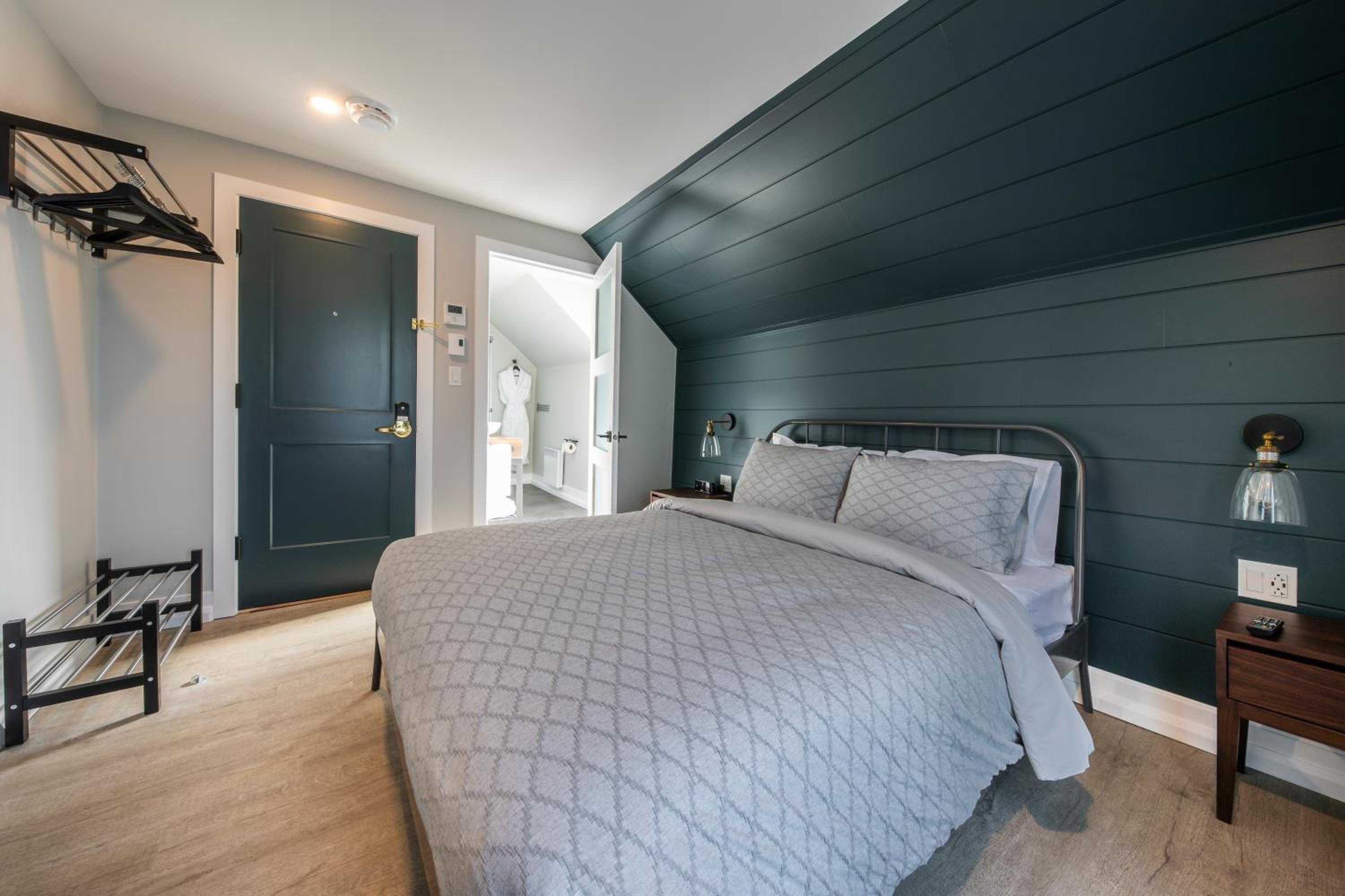 Queen Room with Balcony - Photo 1