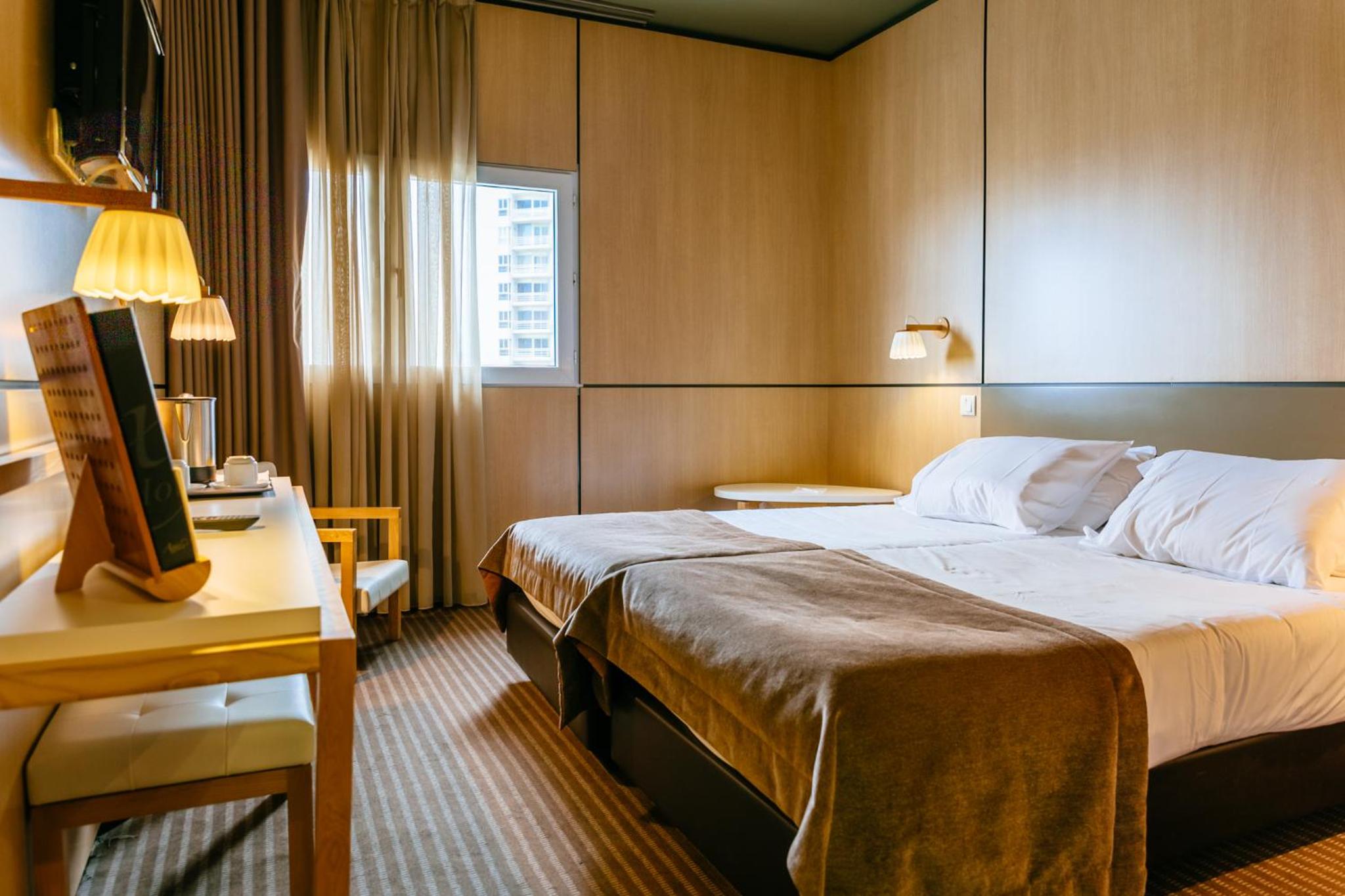 Twin Room with City View - Photo 1