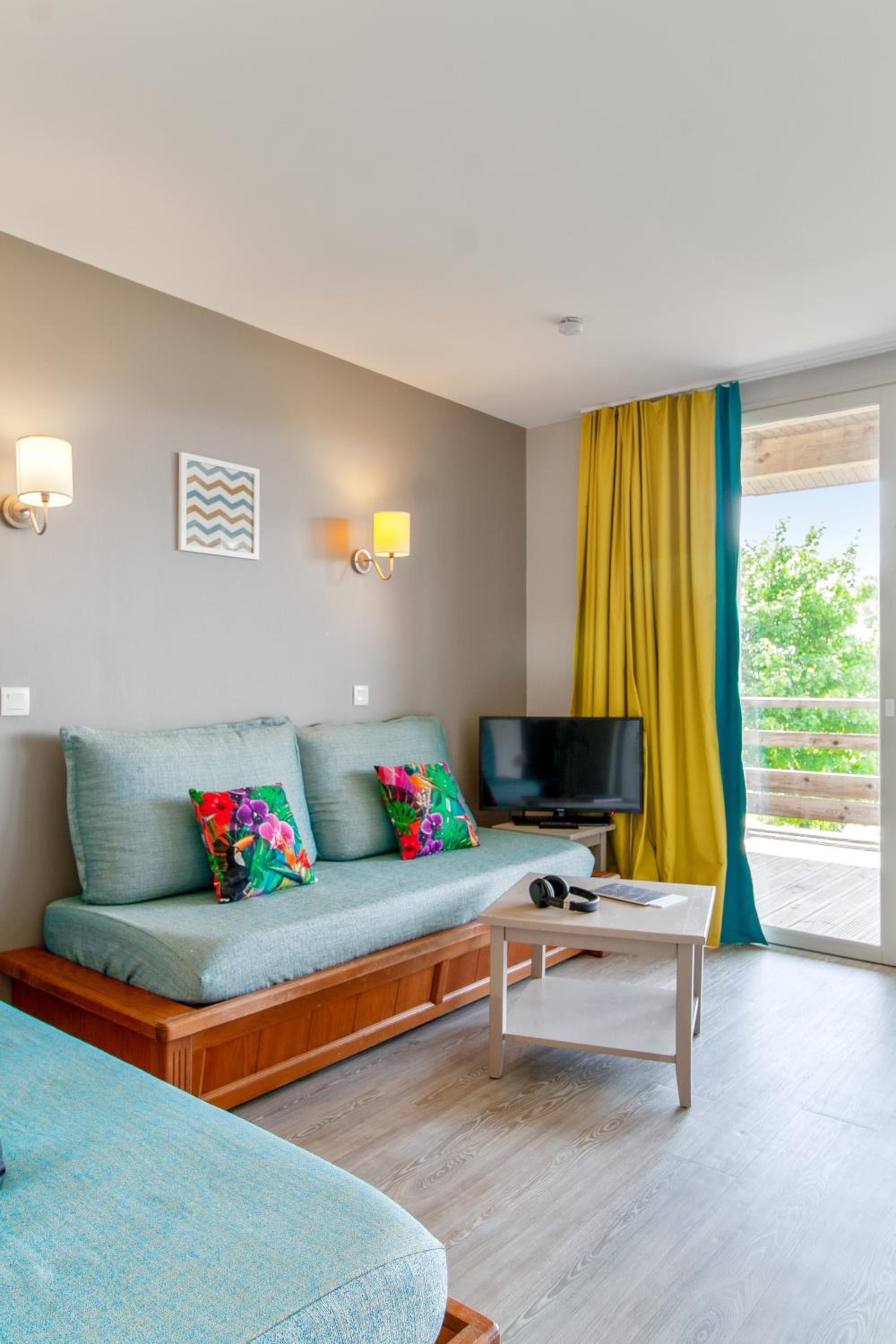 One-Bedroom Apartment with Sleeping Alcove and Terrace or Balcony (7 people) - Photo 1