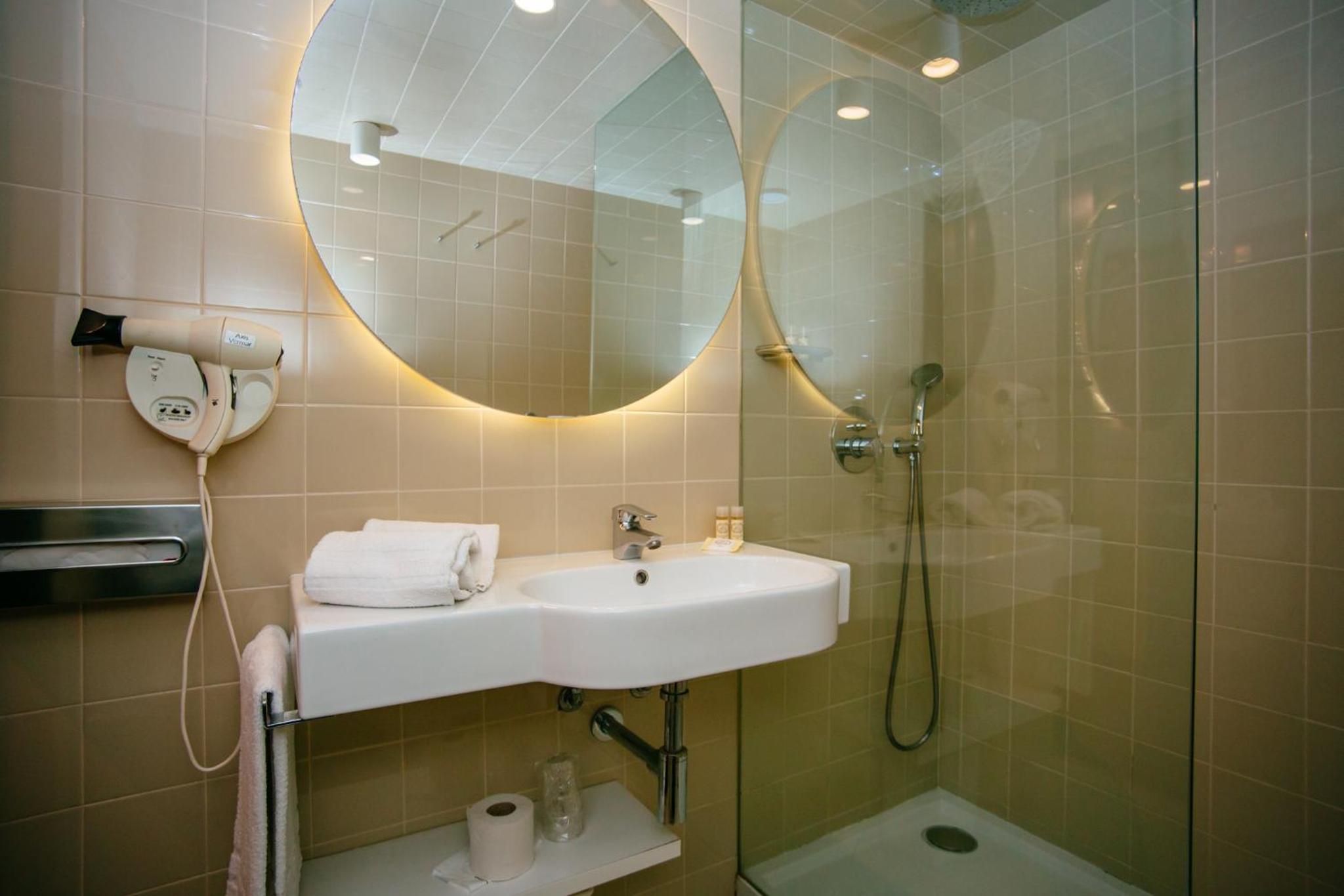 Double Room with City View - Photo 2