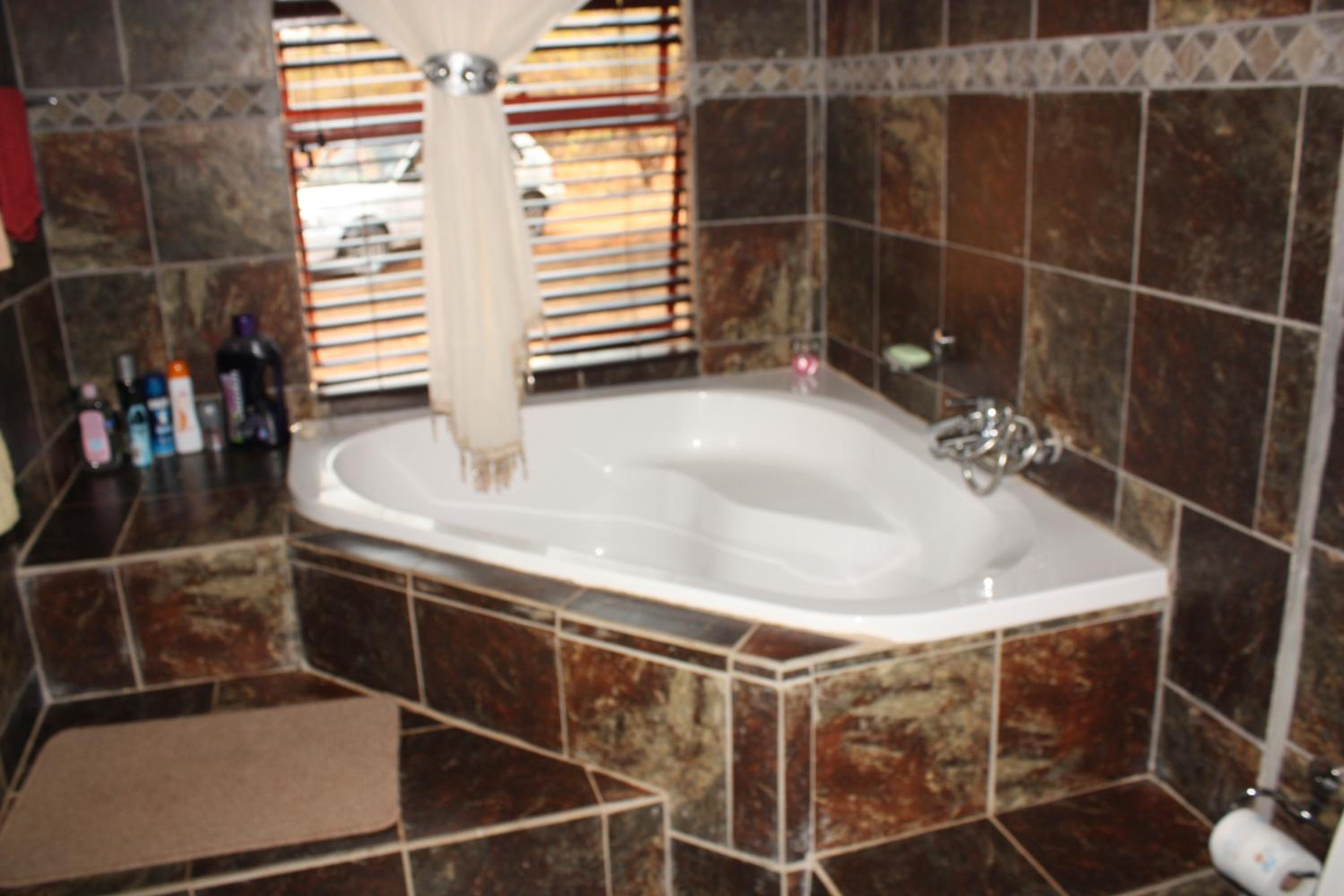 Executive Suite - Photo 14