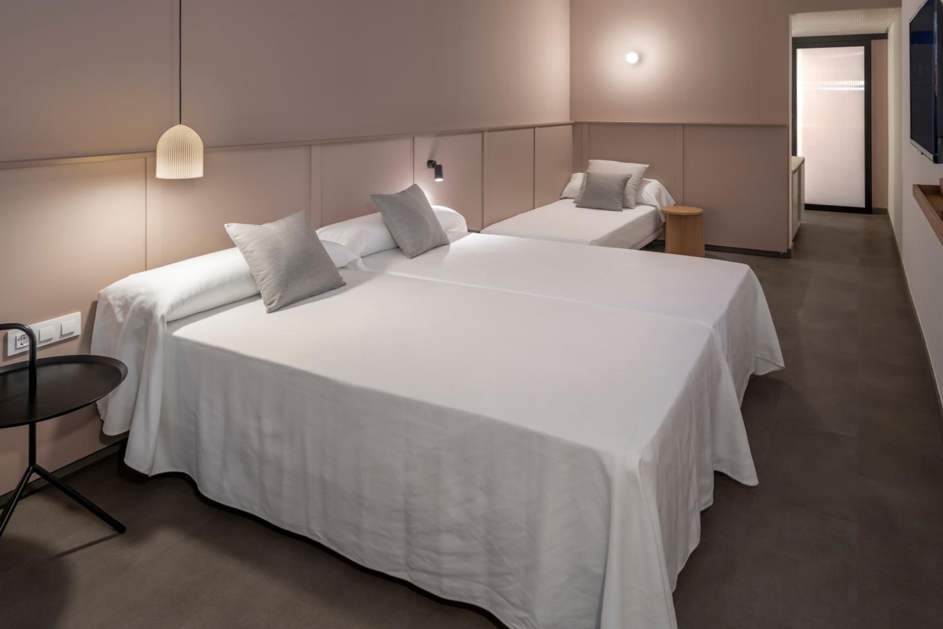 Habitación Doble o Twin con cama extra y Vista a la Ciudad