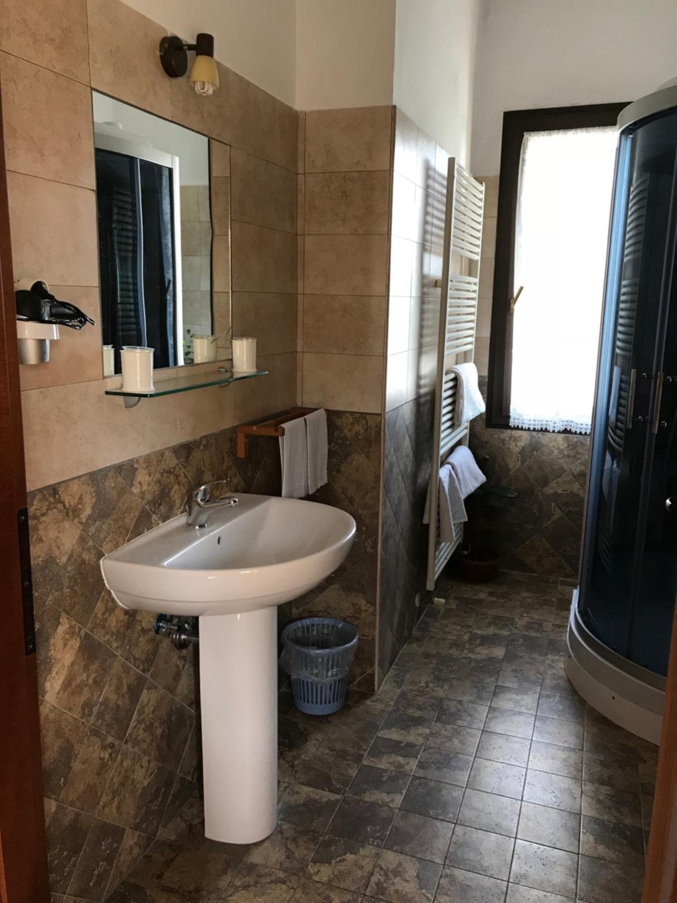 Double or Twin Room - Photo 4