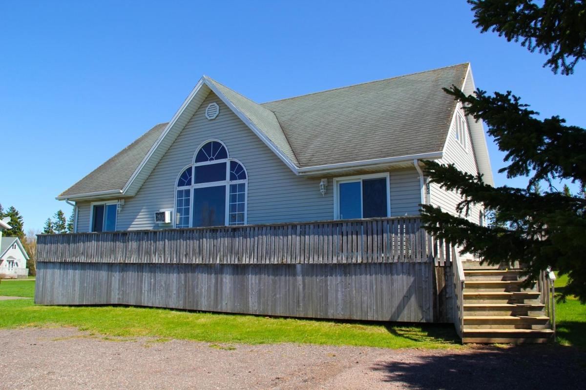 Six-Bedroom House photo 2