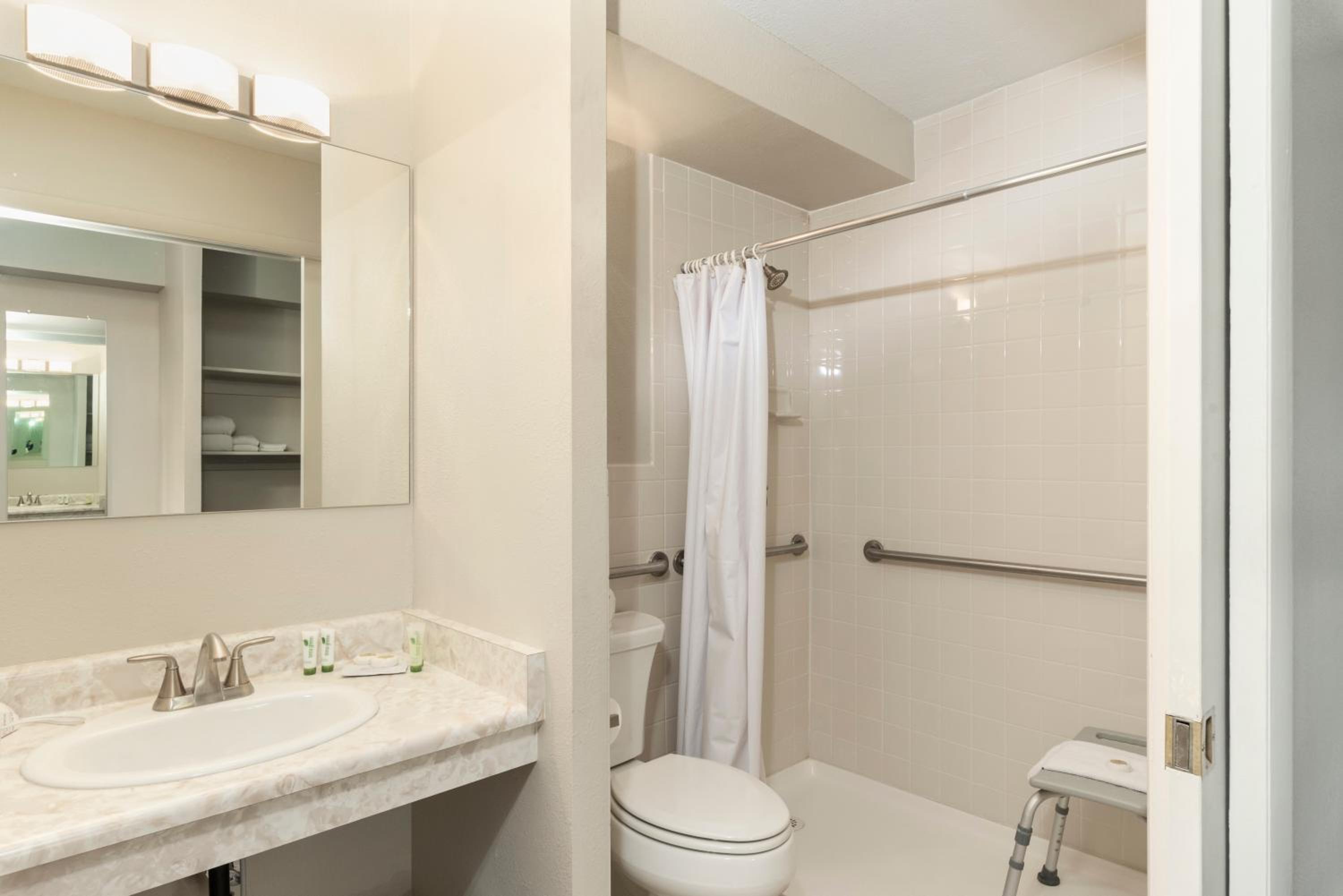 Queen Room - Disability Access photo 3
