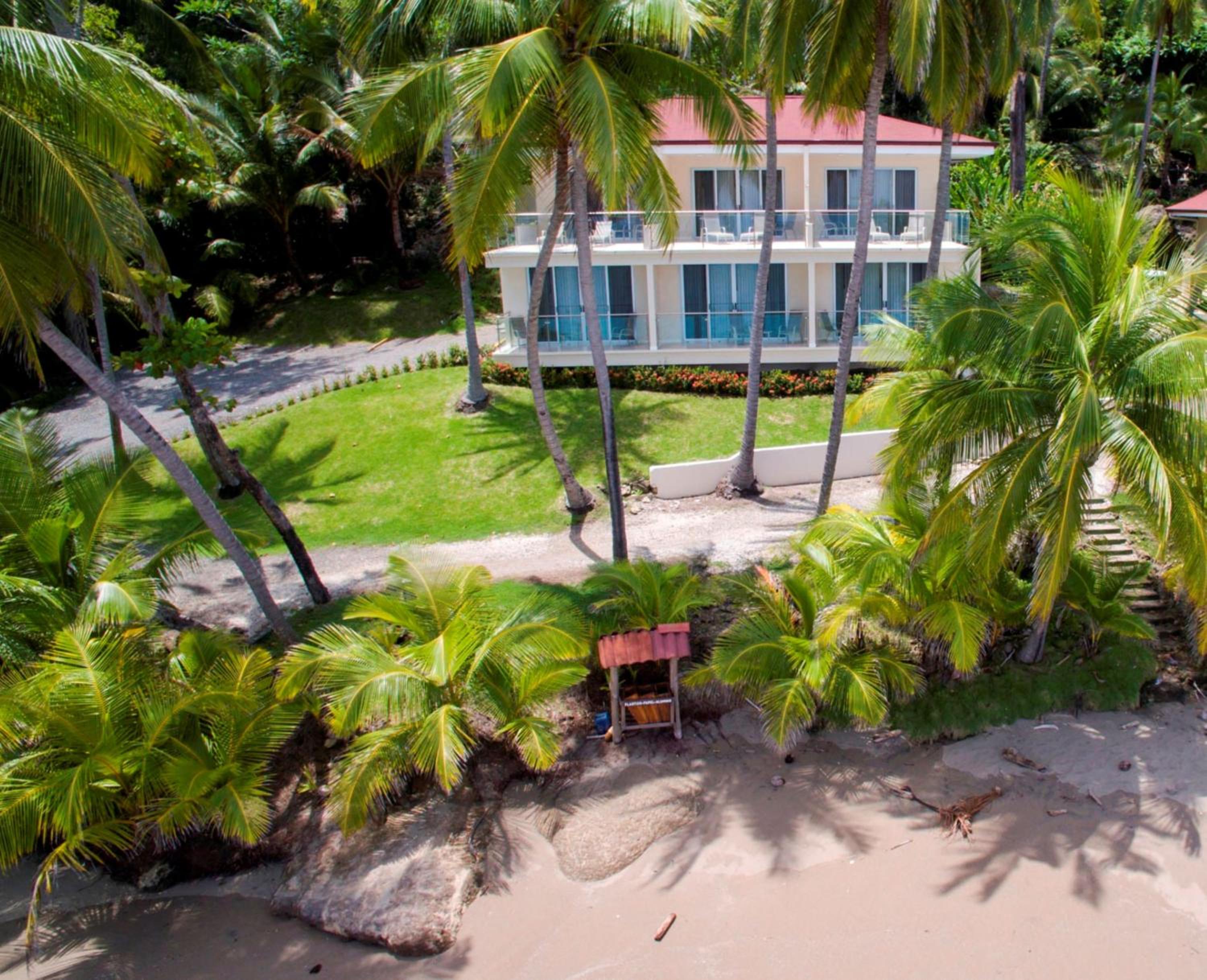 Deluxe Beachfront Room - Photo 6