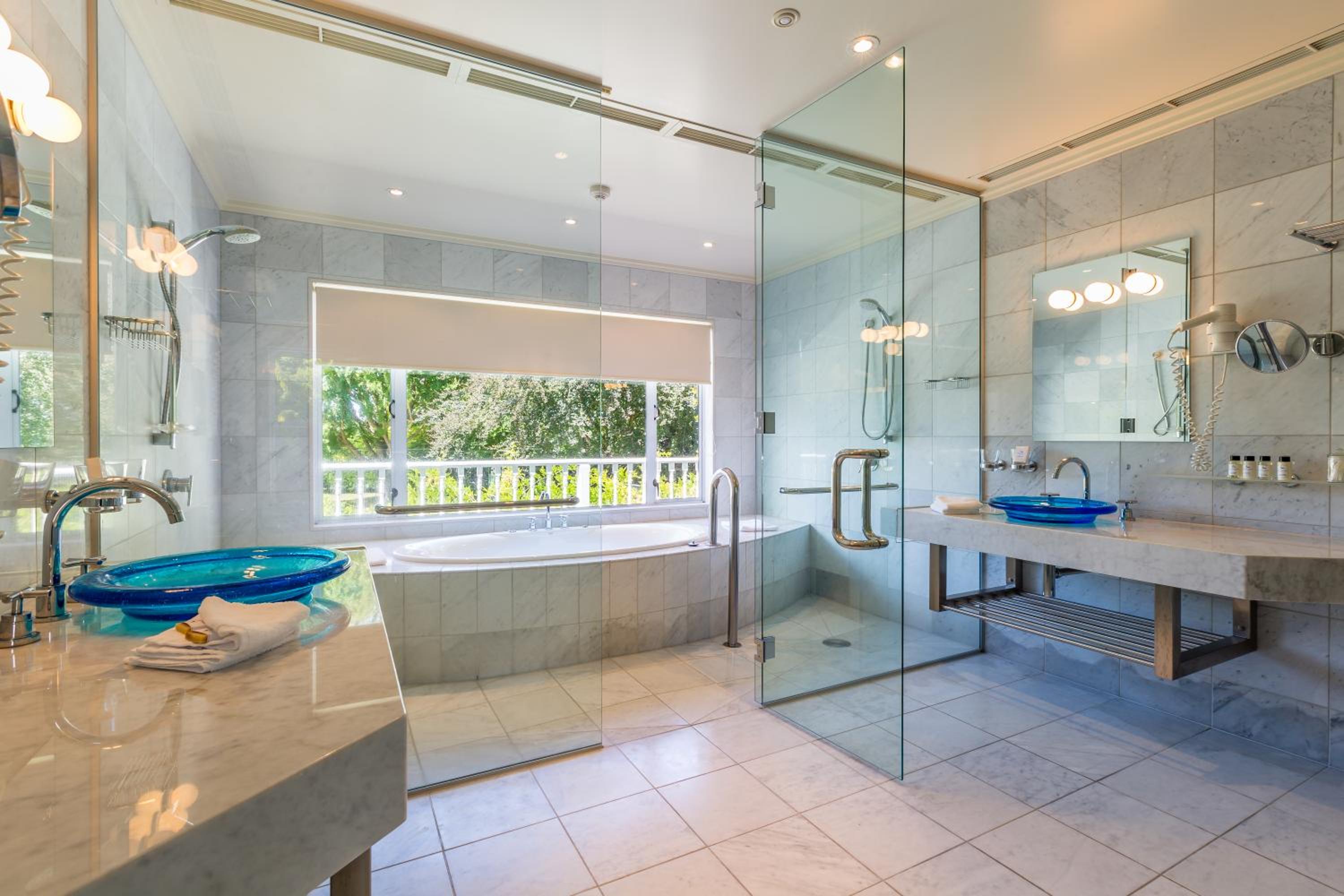 One-Bedroom Suite with Spa Bath - Photo 3