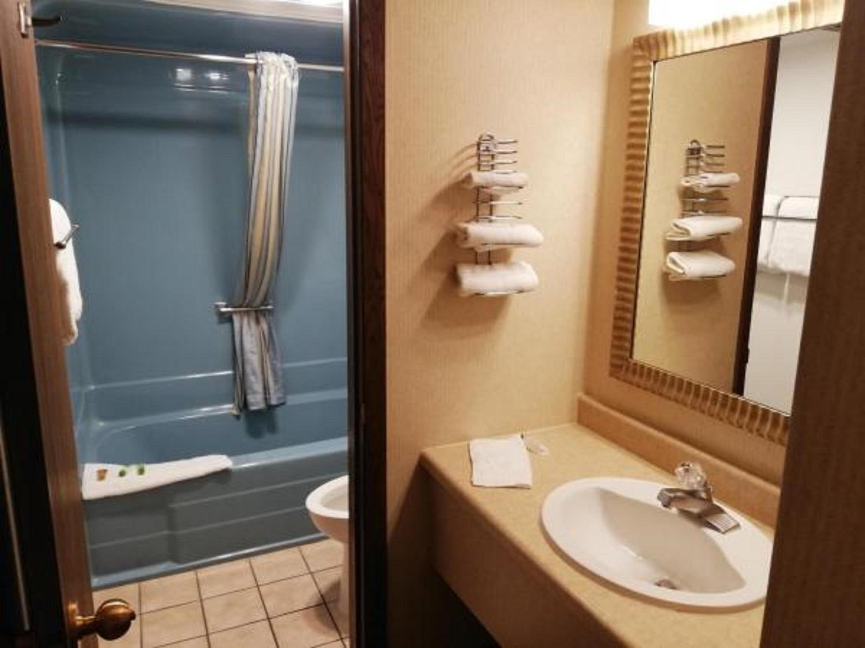 Queen Room with Two Queen Beds - Top Floor - Photo 6