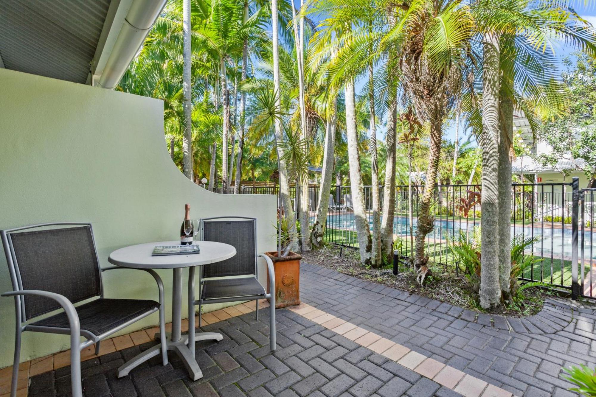 Superior Poolview Apartment photo 3