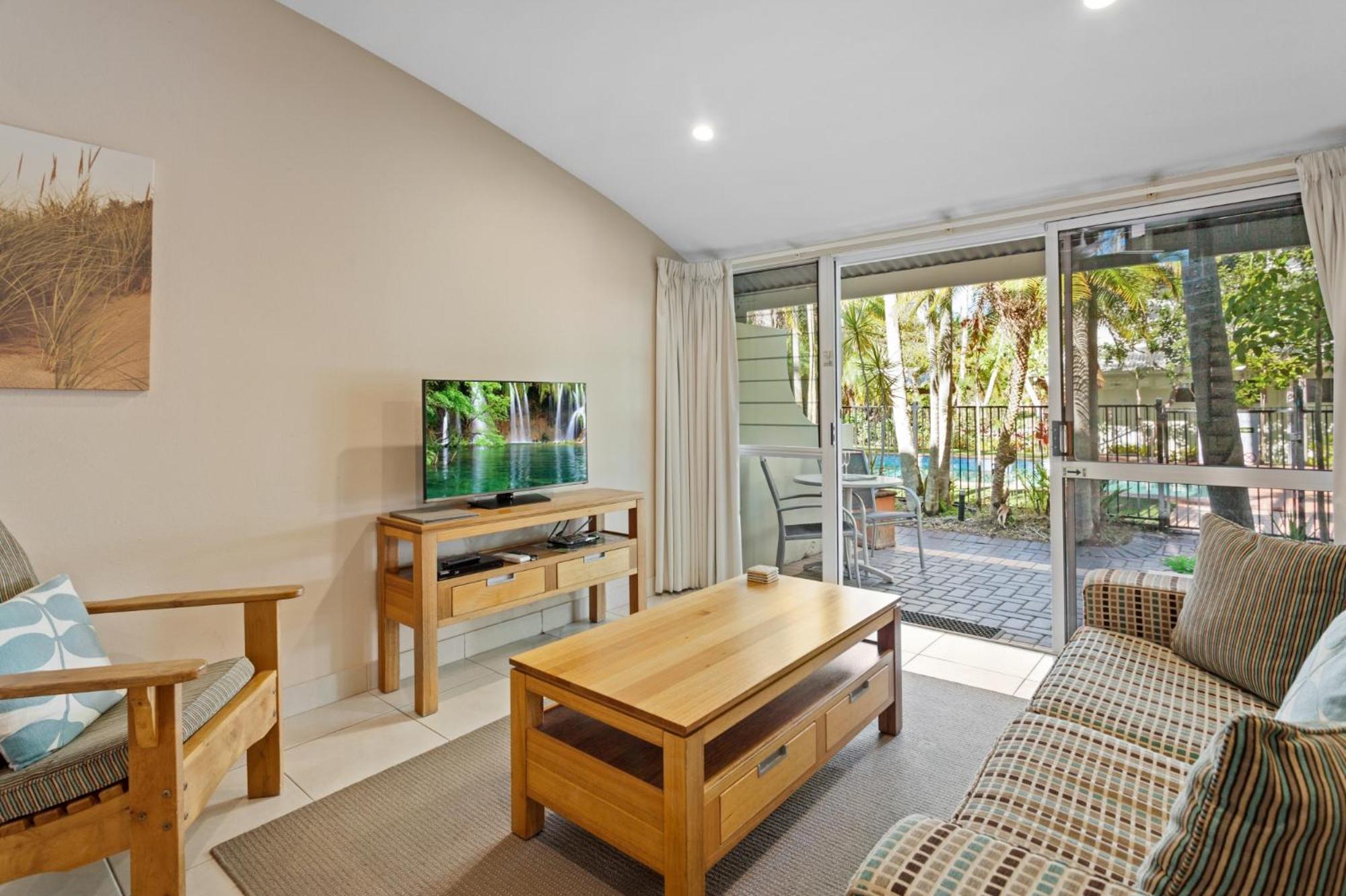 Superior Poolview Apartment photo 2