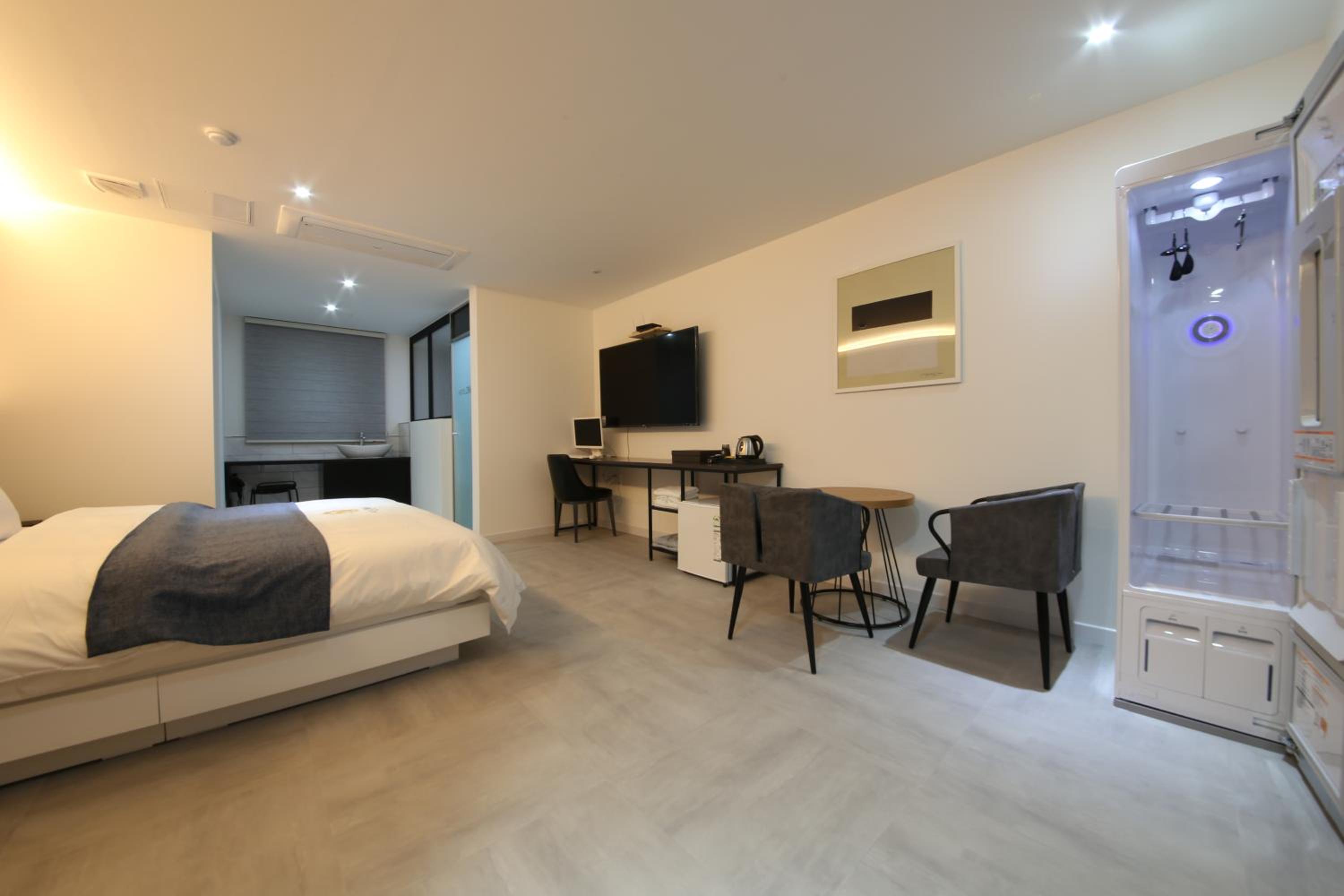 Standard Queen Room - Photo 6
