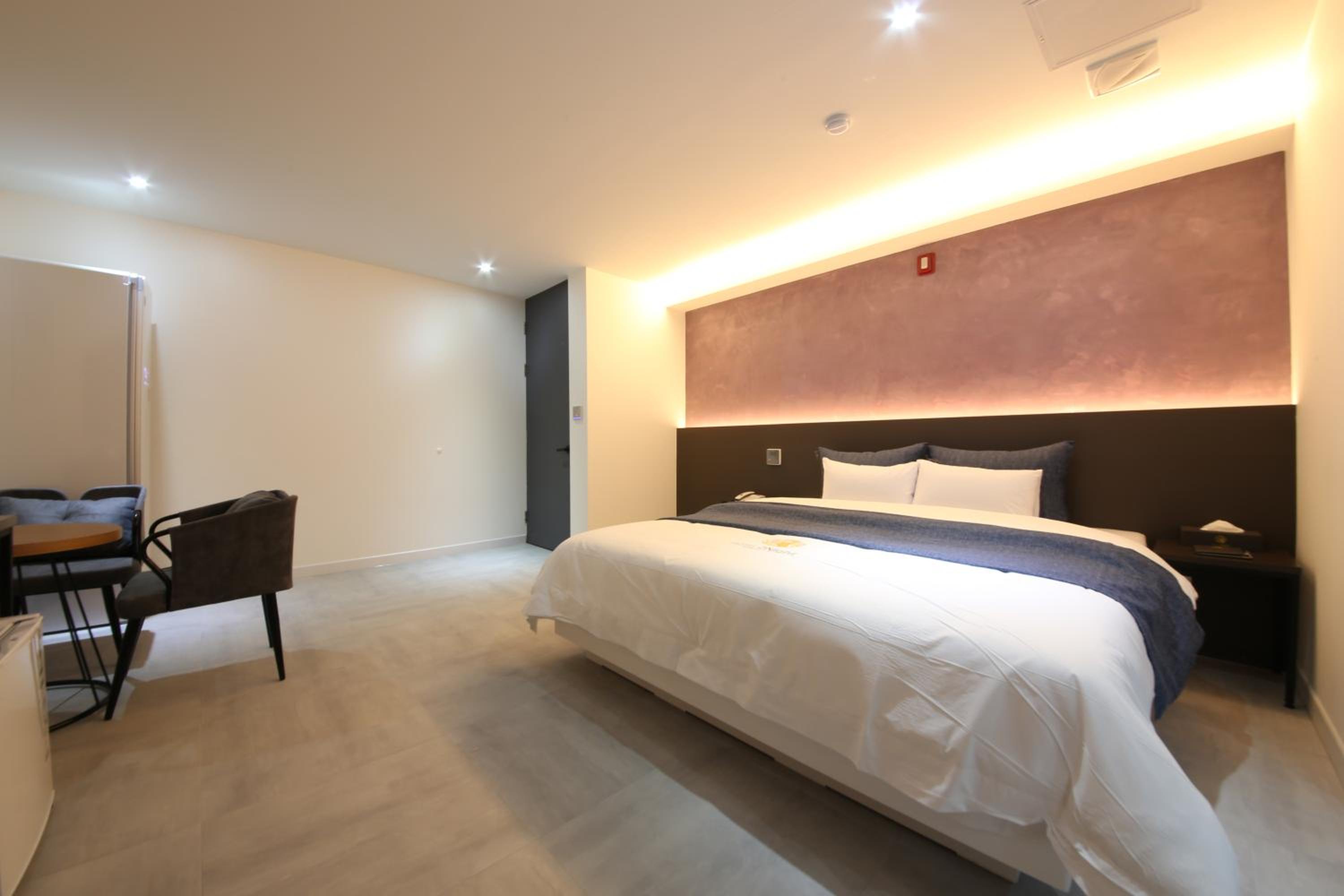 Standard Queen Room - Photo 7