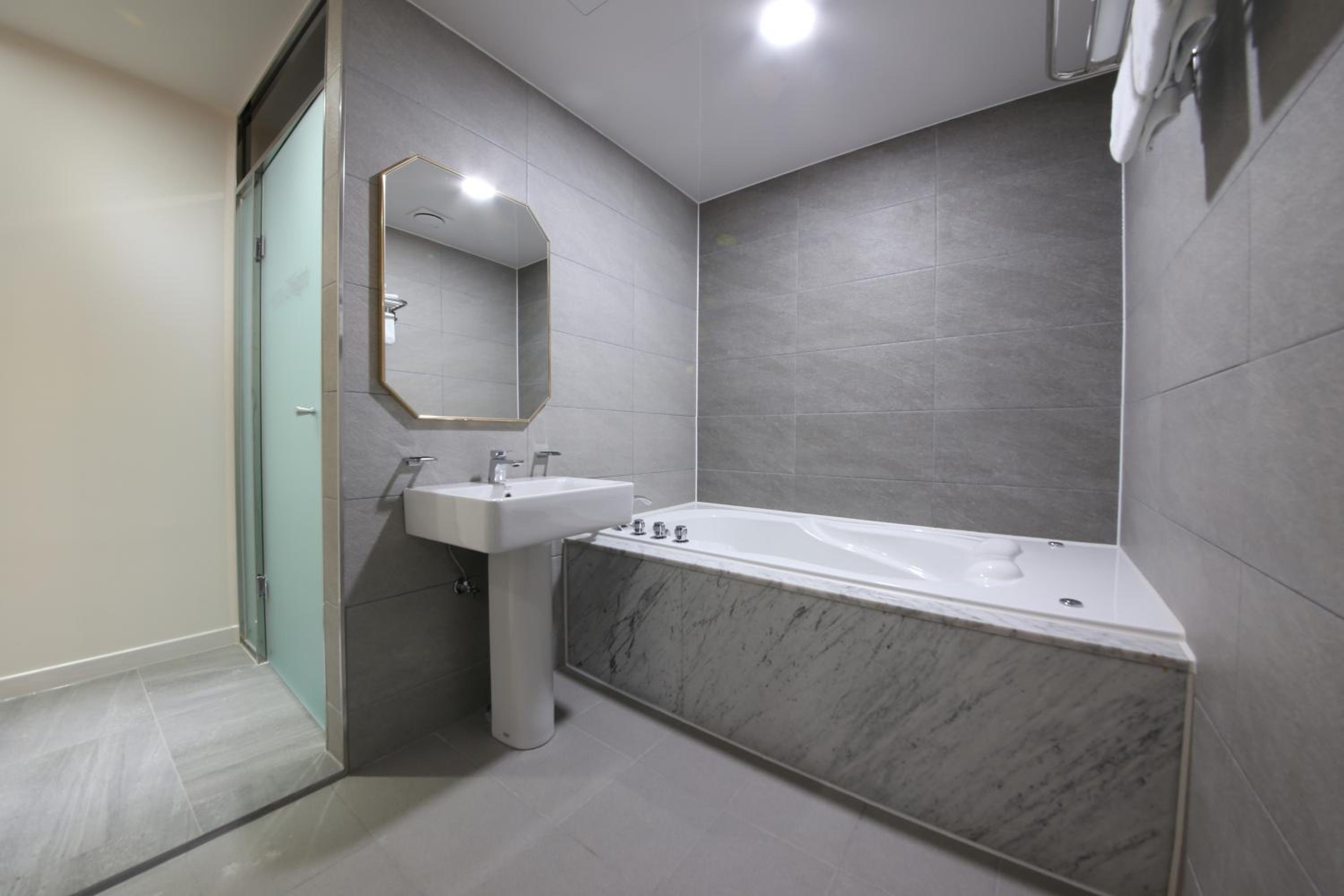 Suite - Photo 6