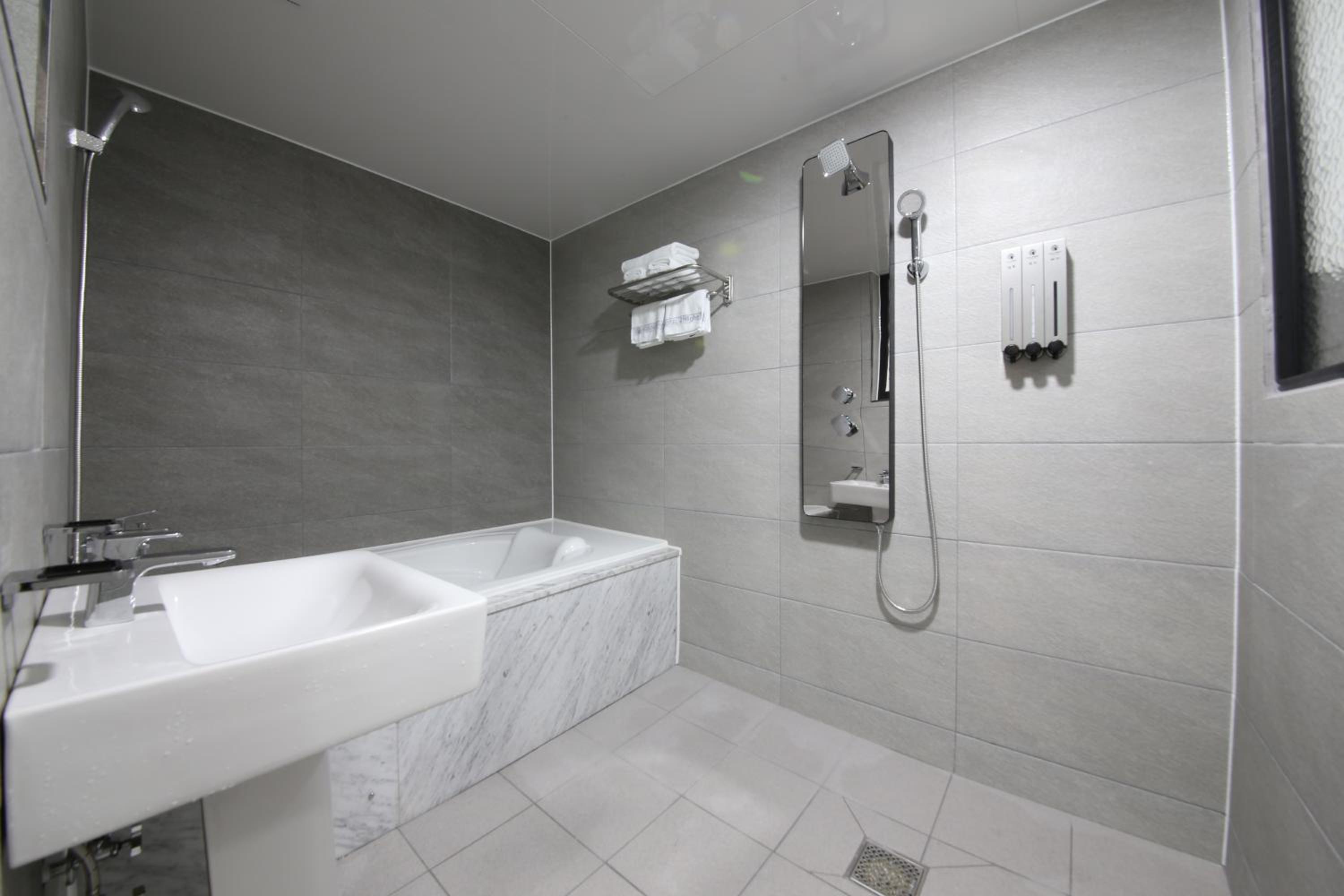 Deluxe Double Room with Two Double Beds - Photo 2