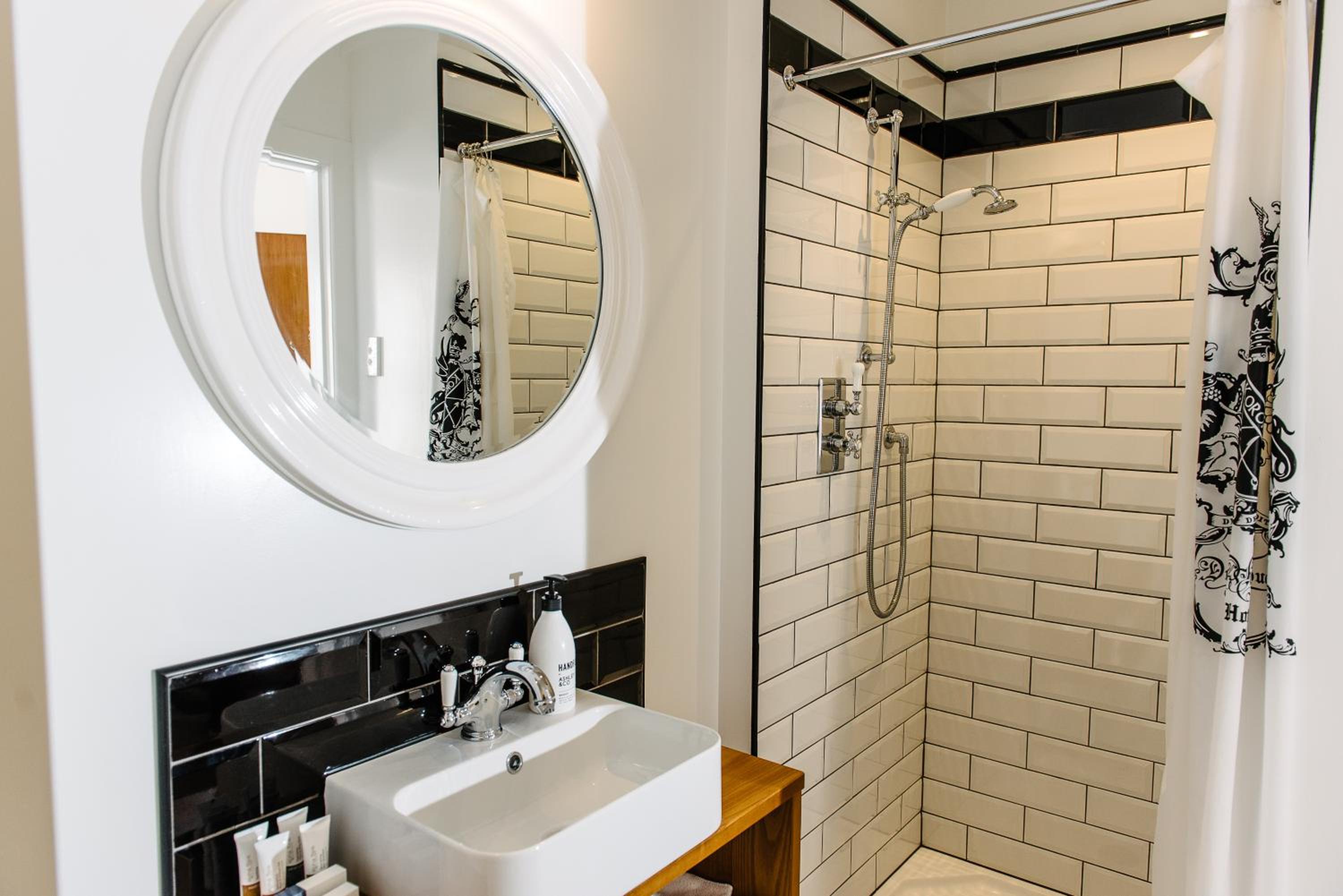 Deluxe Double or Twin Room - Photo 5