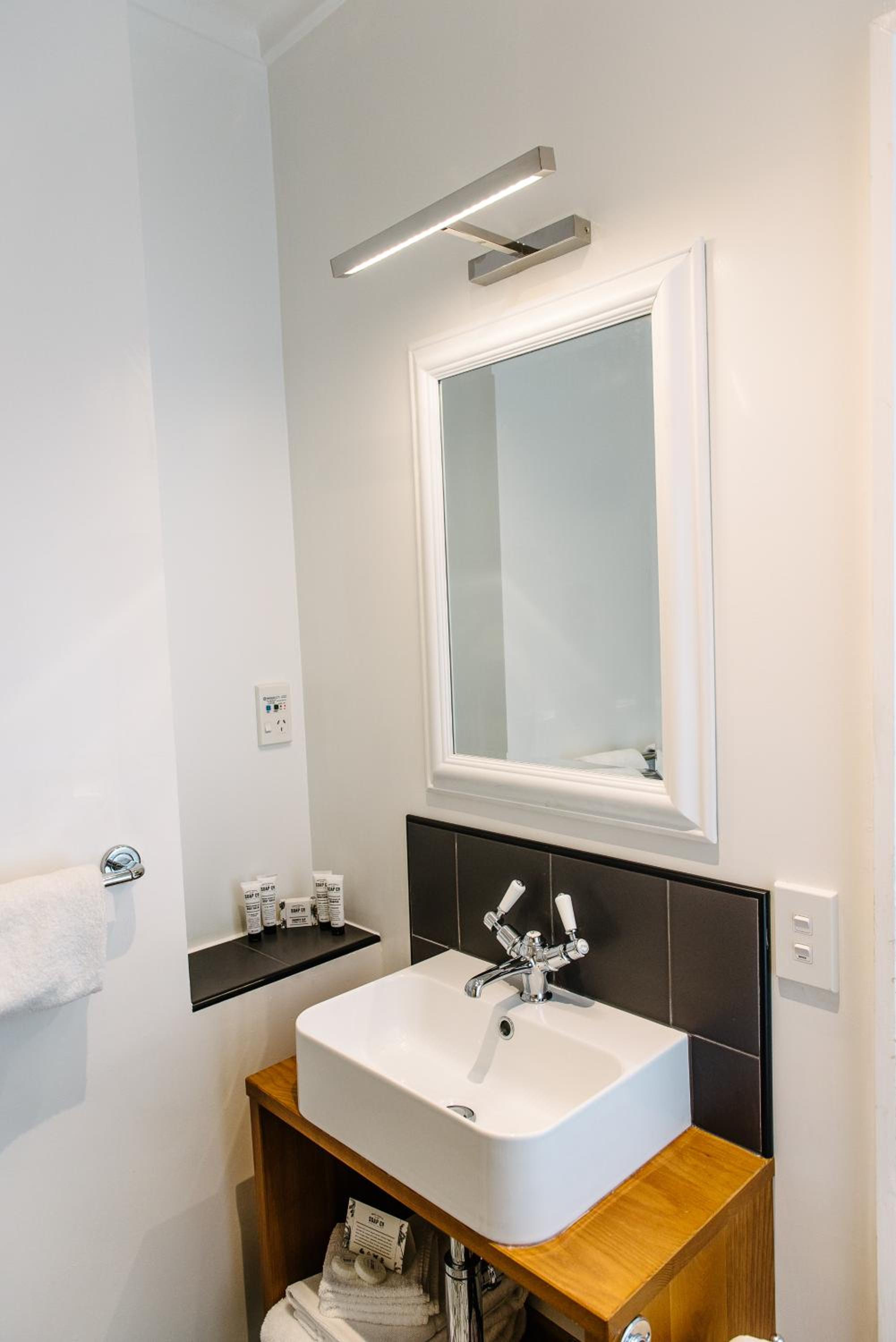 Deluxe Double or Twin Room - Photo 6