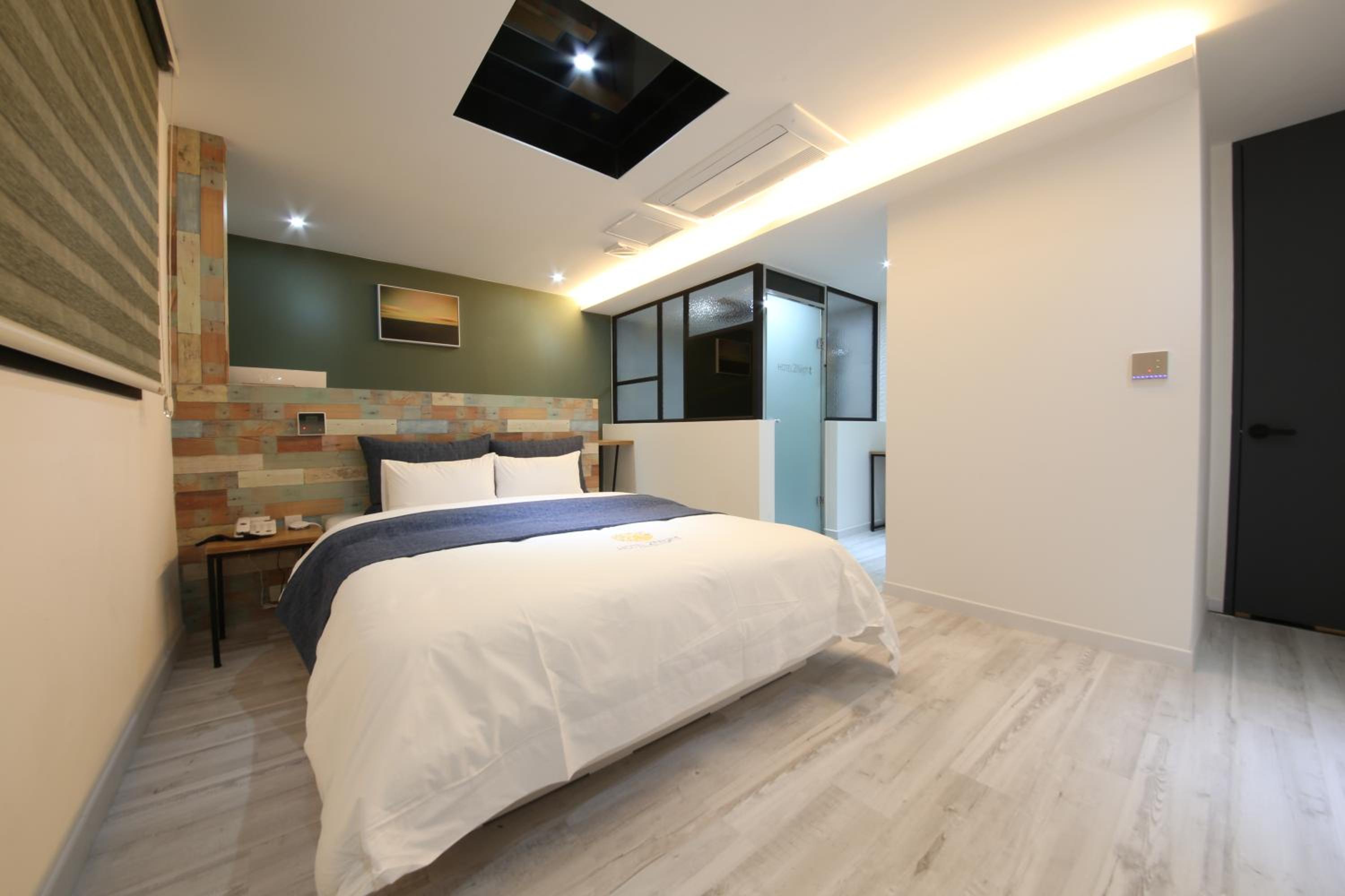 Deluxe Queen Room - Photo 1
