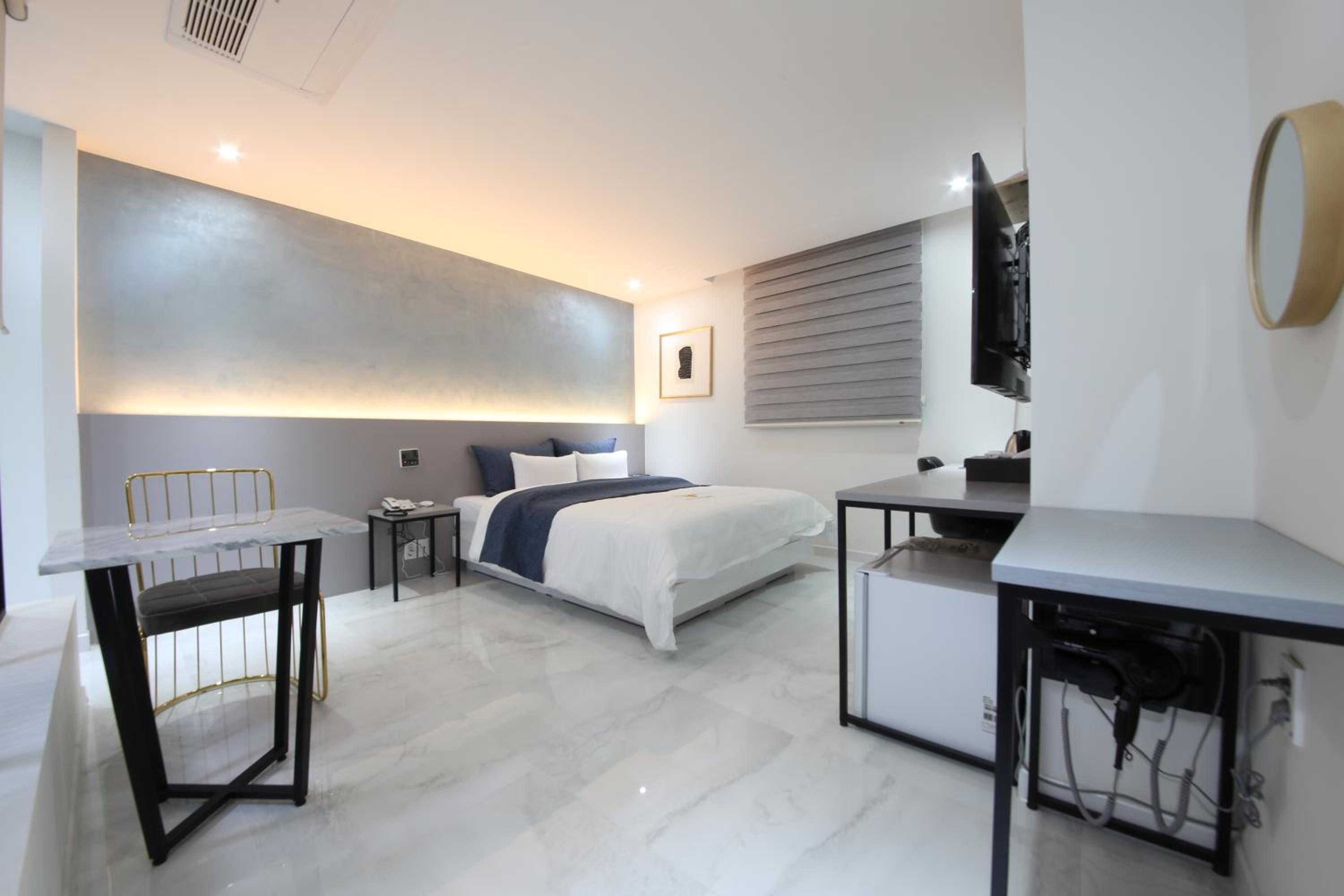 Deluxe Room - Photo 5