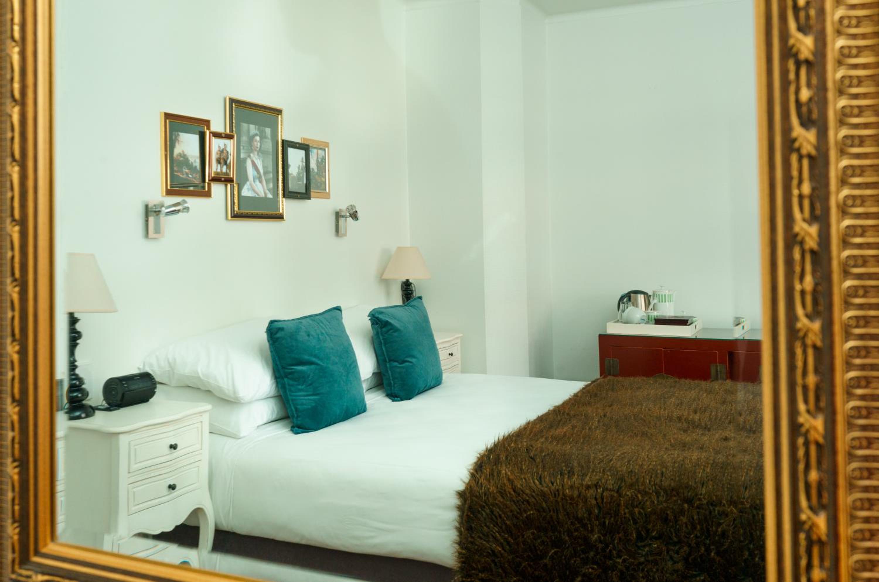 Queen Room with Balcony - Photo 3