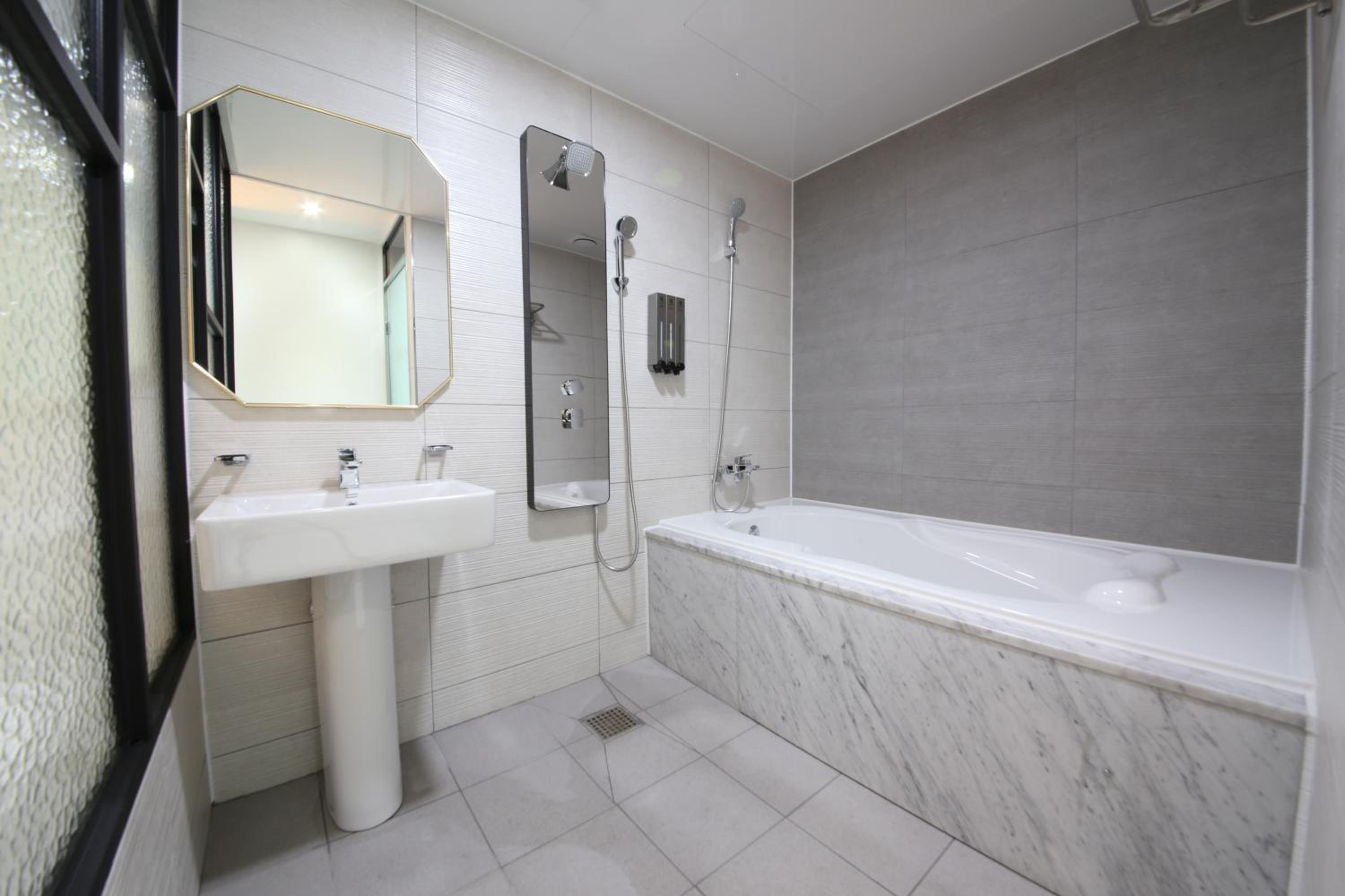 Deluxe Room - Photo 2